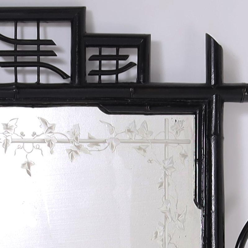 Impressionnant miroir de la fin du 19e siècle, de style esthétique anglais, avec un cadre en bambou ébonisé d'influence asiatique autour d'un miroir ambitieusement peint au revers d'un serpent enroulé autour d'un cocotier dans une urne classique