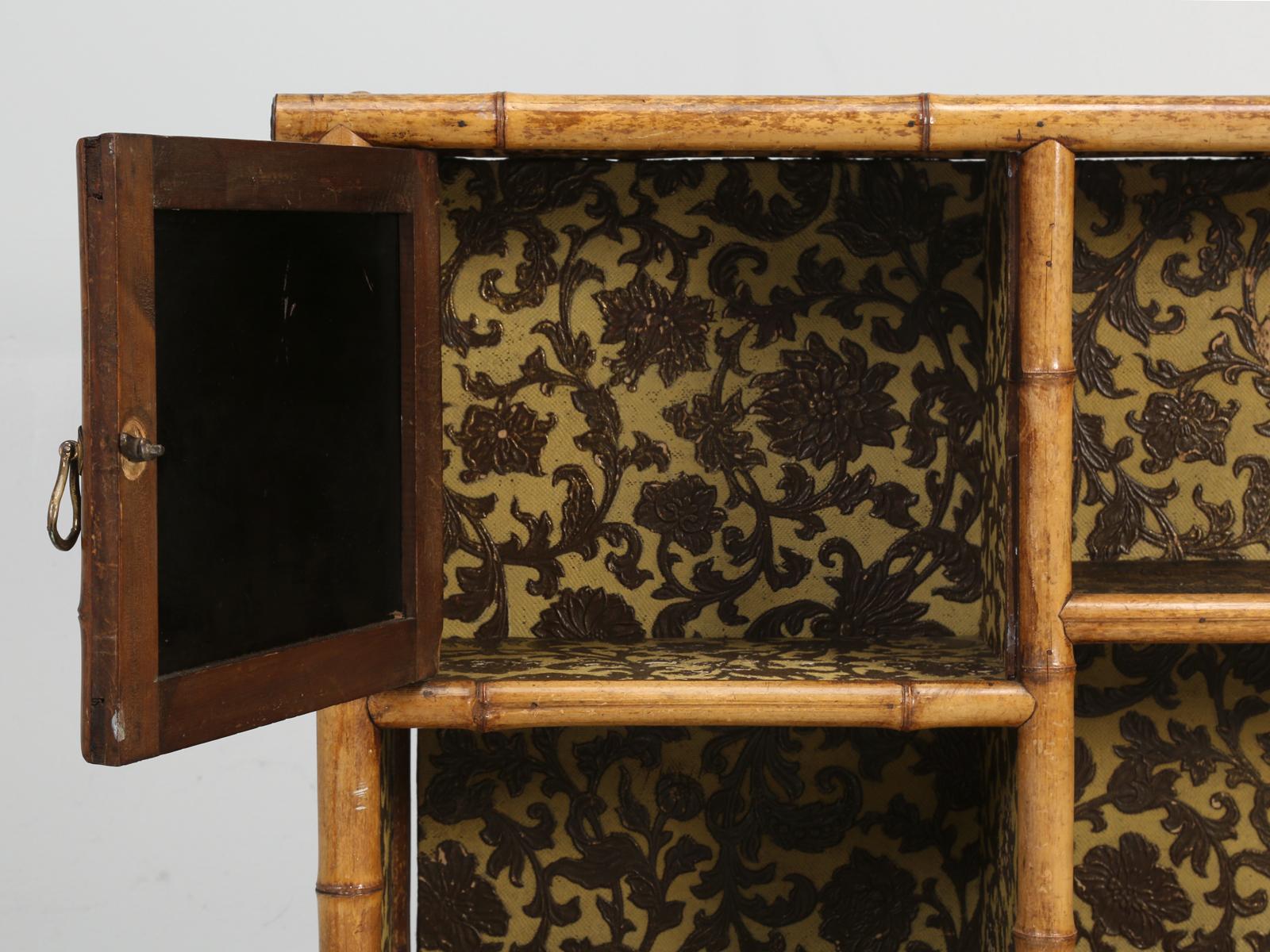 Antiker englischer Bambus-Schrank oder Bücherregal im Zustand „Gut“ in Chicago, IL