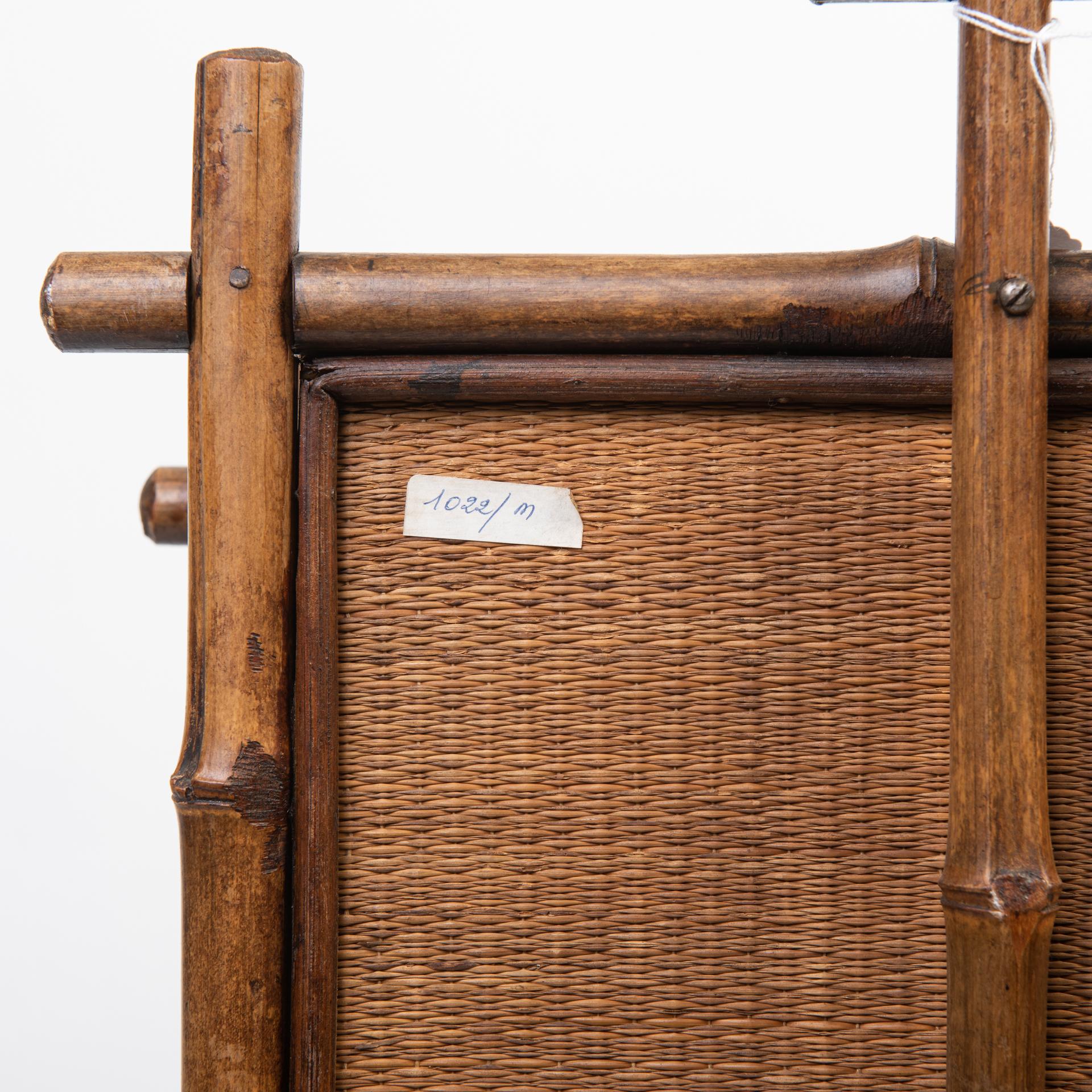 M/1022 -  Un portariviste antico, affascinante, semplice e utile, con diversi scomparti per i giornali.
È realizzato in bambù: elegante e resistente. Essenziale.