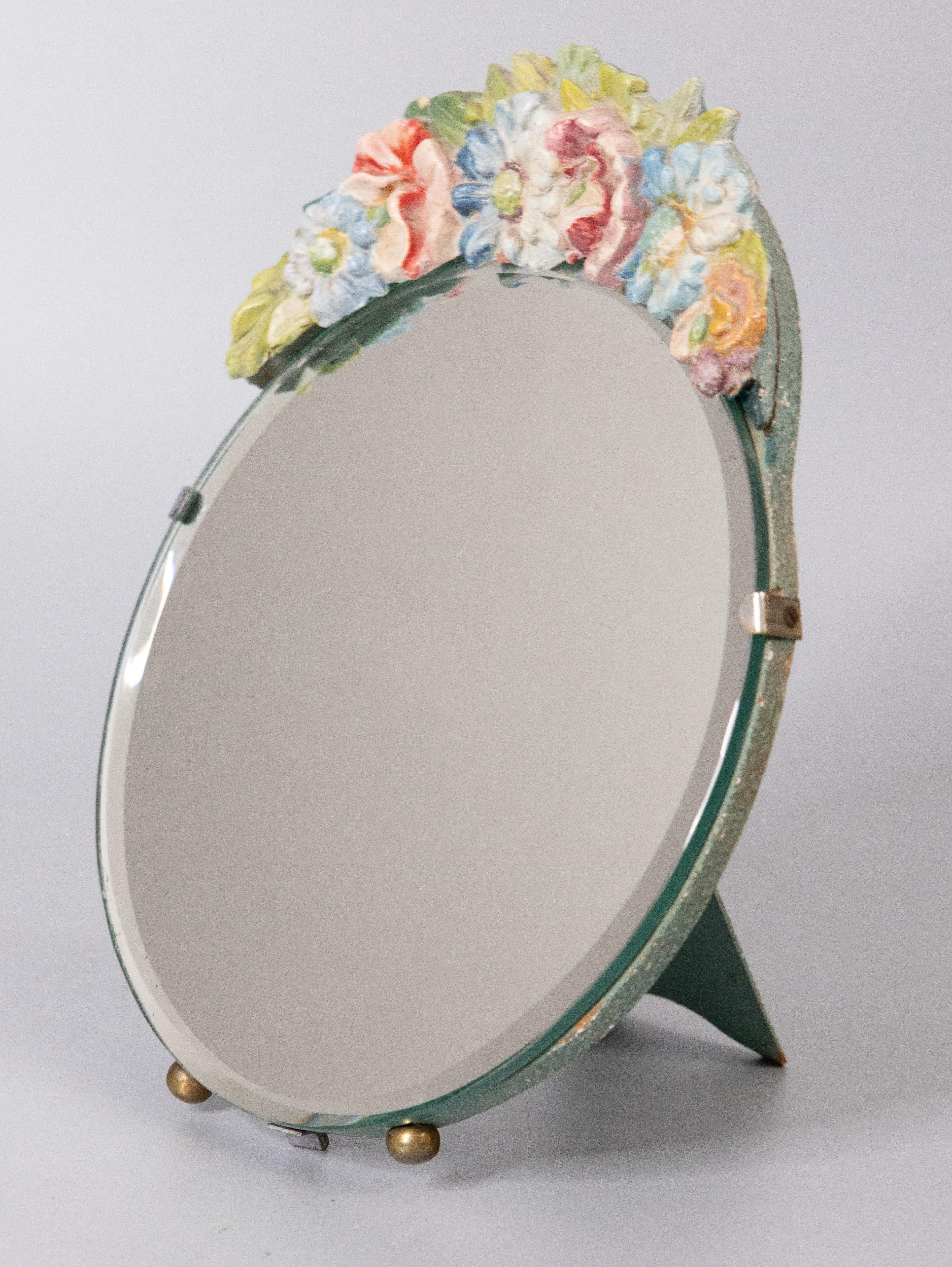 Miroir ovale avec chevalet pour coiffeuse ou coiffeuse Barbola anglaise, vers 1920. Ce beau miroir a un verre biseauté et est couronné d'une guirlande florale en gesso. Elle serait très belle exposée sur une commode, une vanité ou un petit bureau.