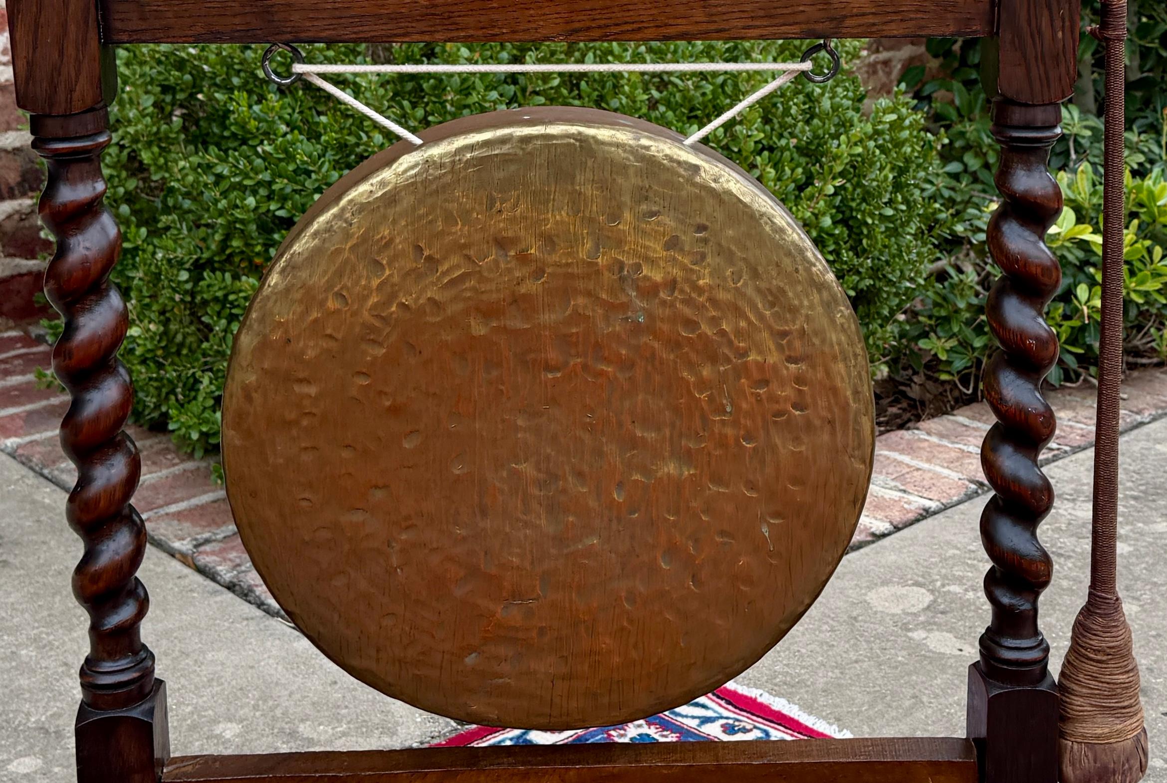 Antique English Barley Twist Dinner Gong Carved Oak with Mallet c. 19thC For Sale 8