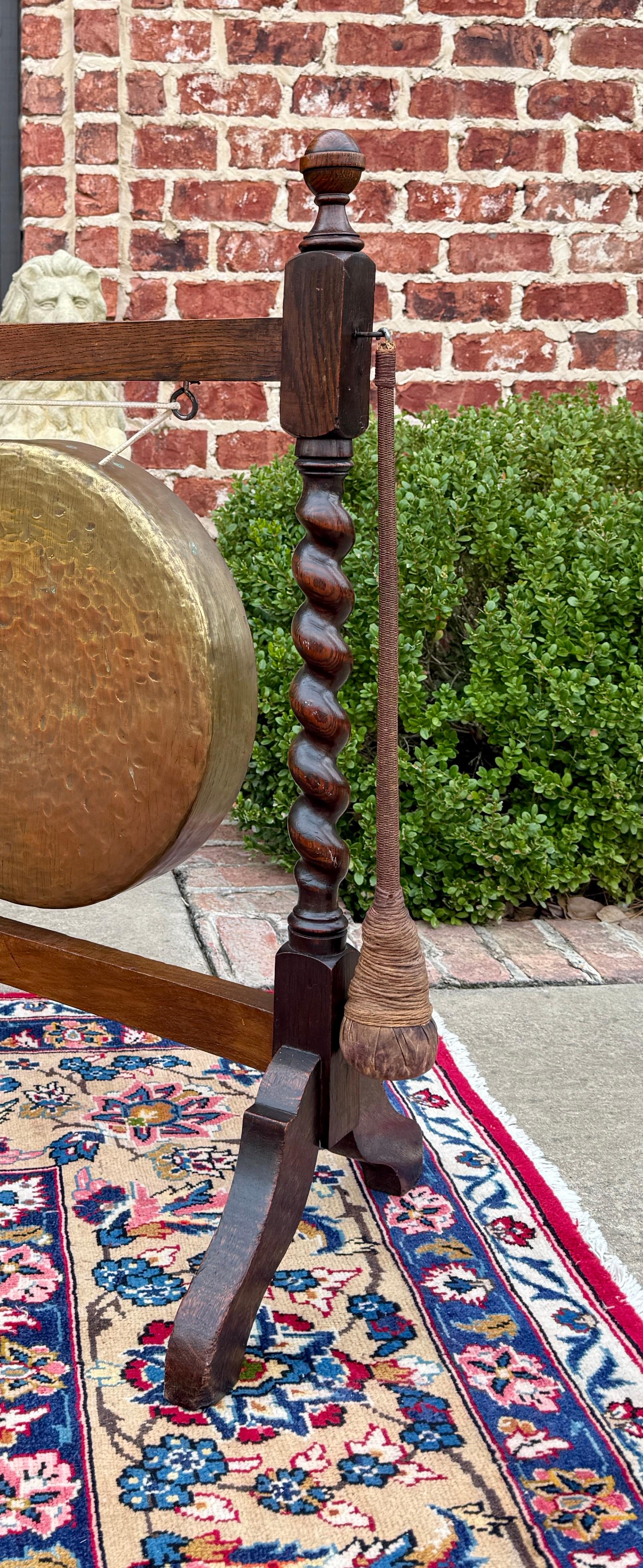 Antique English Barley Twist Dinner Gong Carved Oak with Mallet c. 19thC In Good Condition For Sale In Tyler, TX
