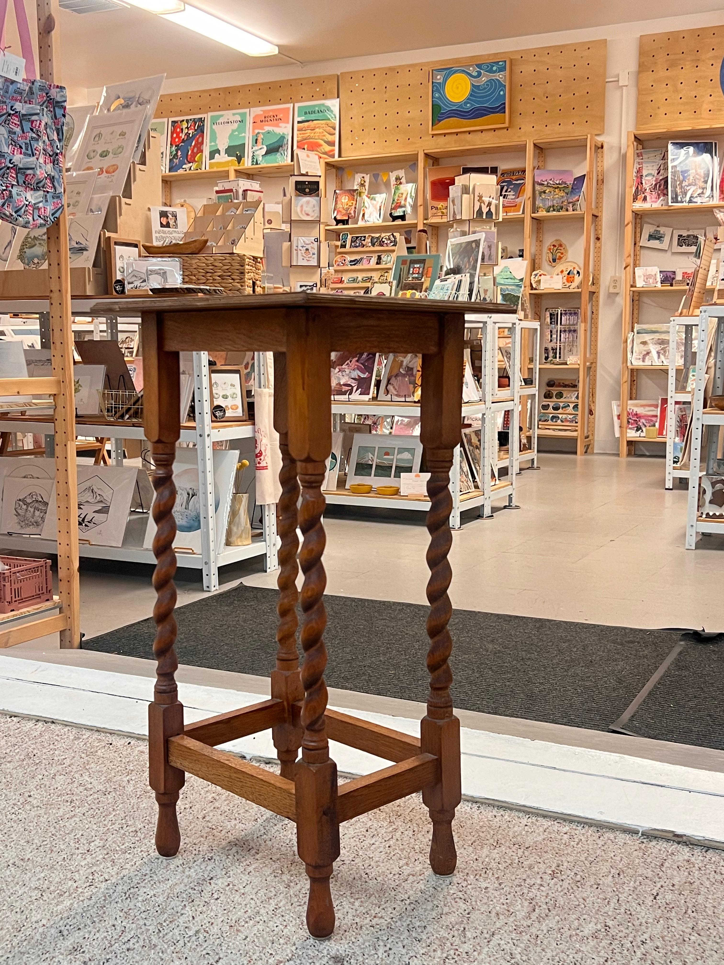 Antique English Barley Twist  Oak Wood Accent End Table Stand UK Import In Good Condition For Sale In Seattle, WA