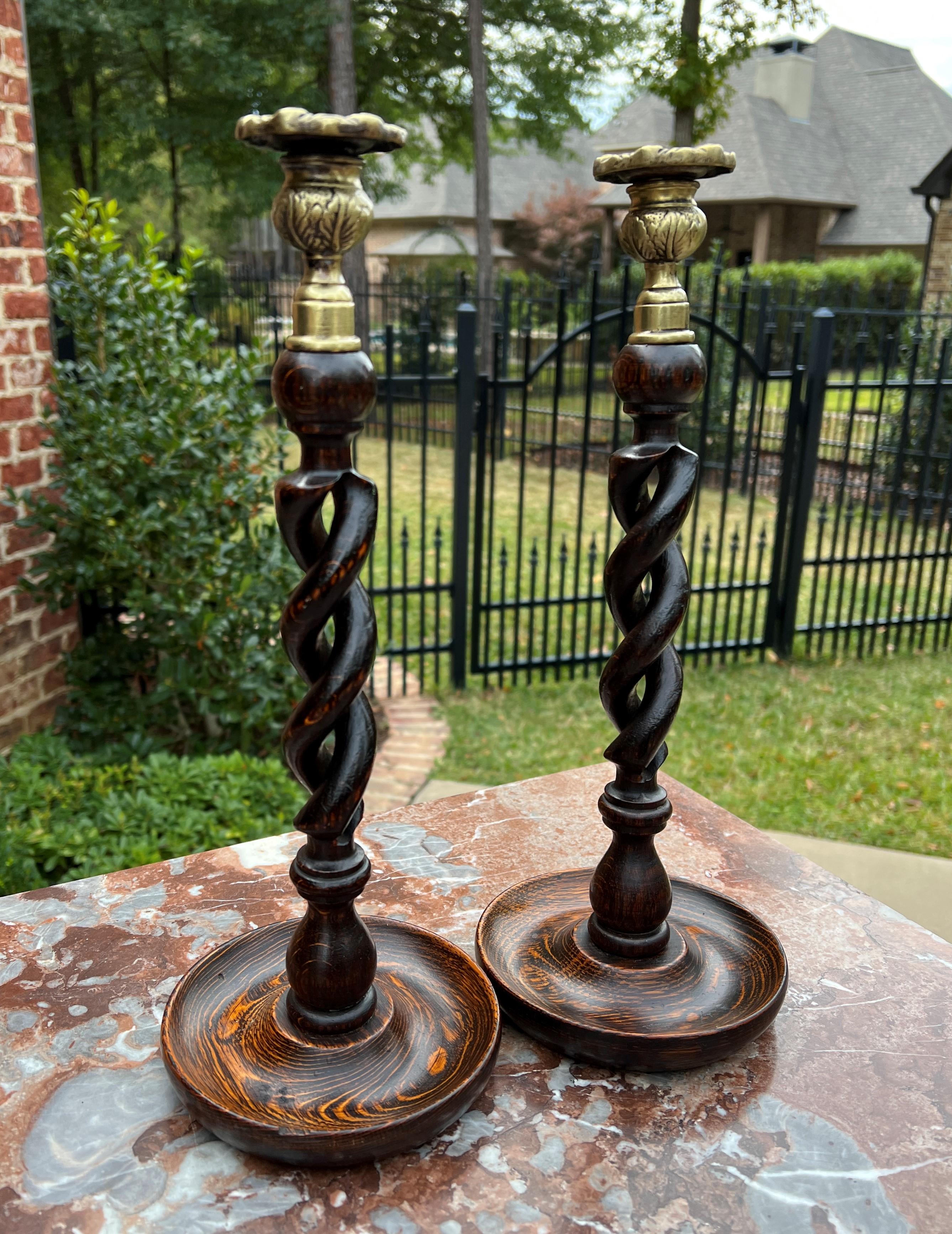 CHarming pair of antique English oak open barley twist candlesticks candle holders c. 1920s.

Beautiful dark oak patina.

Measures: 14.25