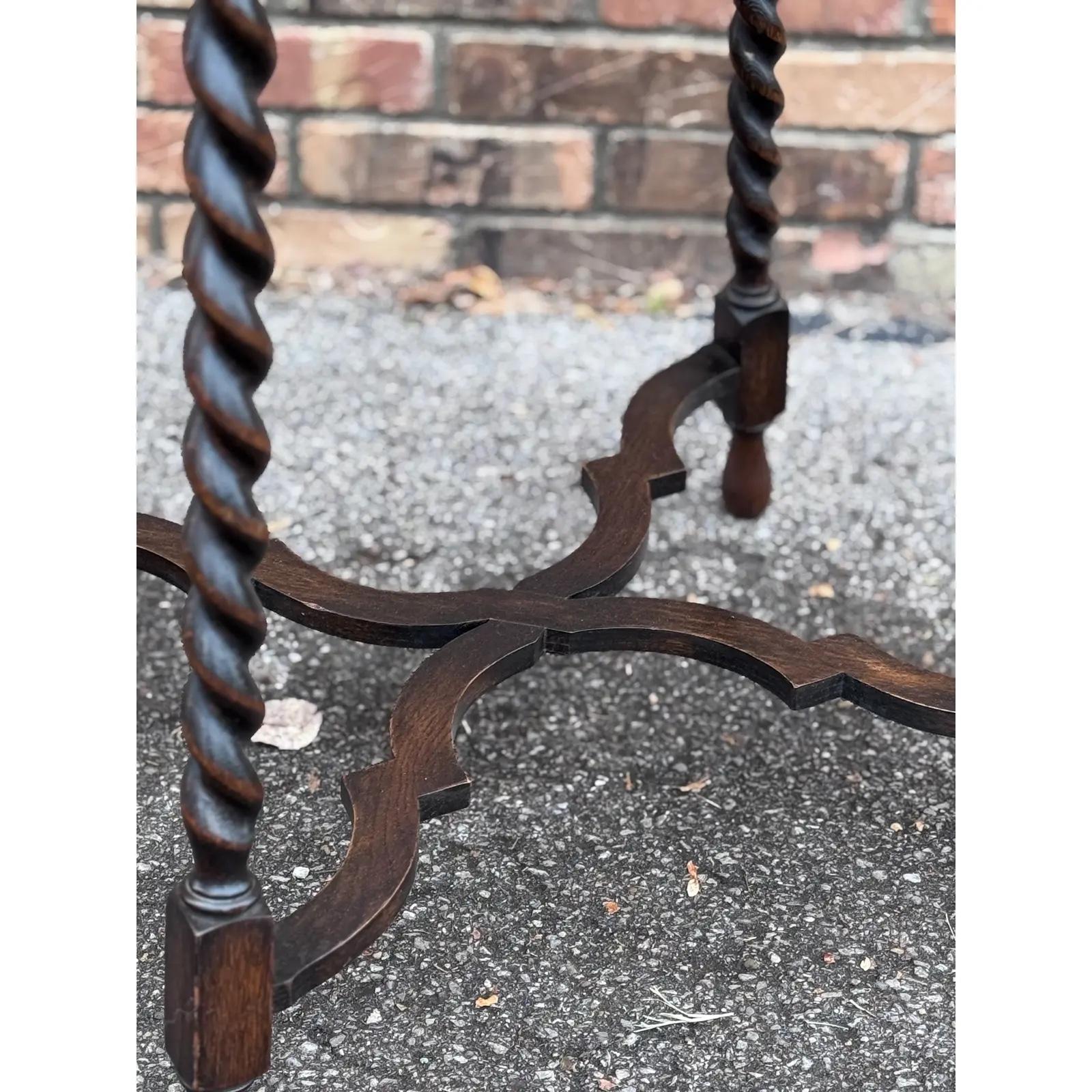 Il s'agit d'une magnifique table d'appoint anglaise du 19e siècle ! Le bois est riche et foncé. Le détail des pieds torsadés en orge ajoute est élégance raffinée à cette pièce fonctionnelle. Cet article est parfait pour tout amateur d'intérieurs