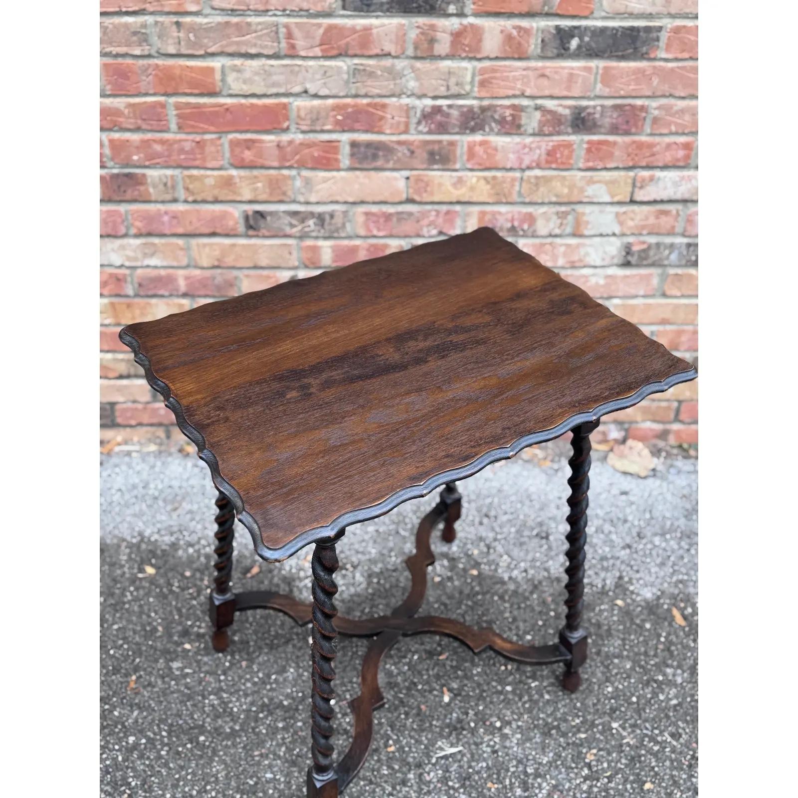 Bois Table d'appoint ancienne en orge torsadé en vente