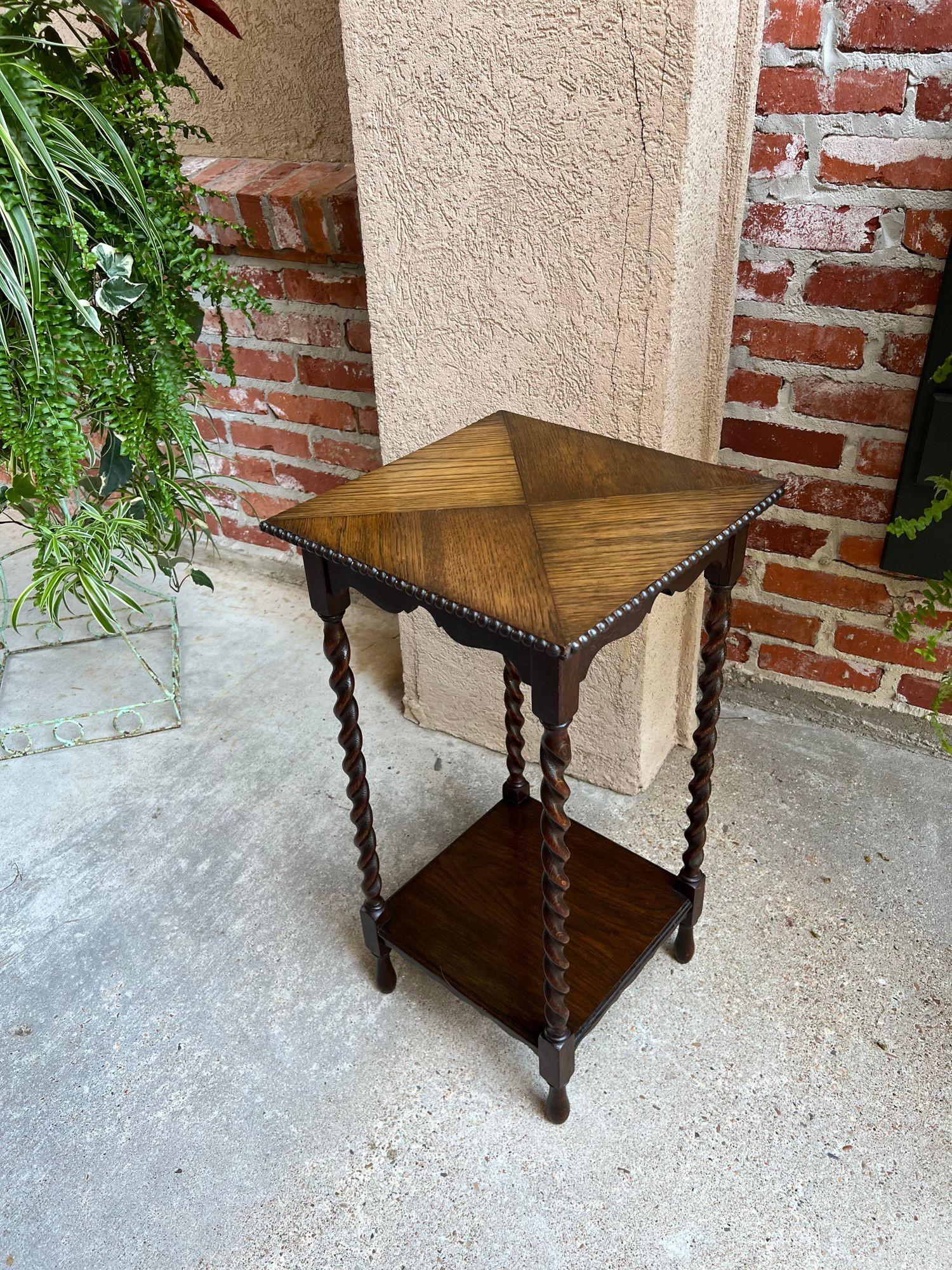 Antique English Barley Twist Square Side Table Petite Two Tier Oak c1910.
 
Direct from England, with classic British style, a lovely antique English oak side or sofa table.  Very petite size, with beaded edges to the parquet top. Scalloped apron