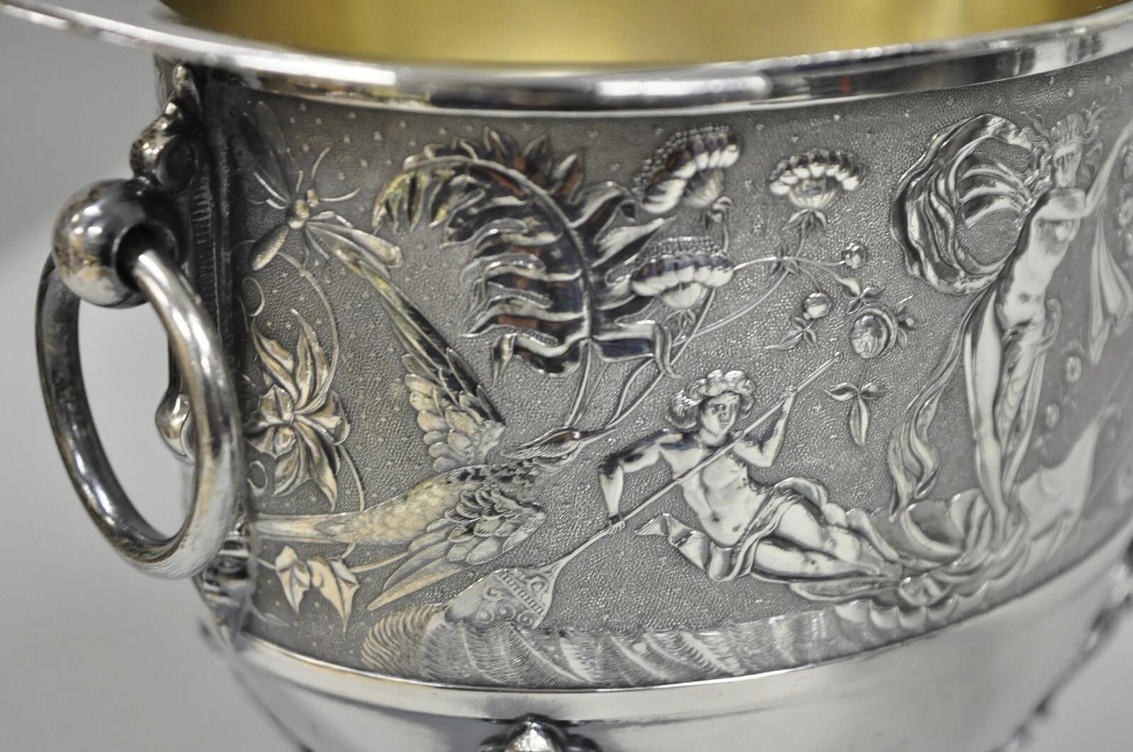Antico set da tè figurato barocco inglese placcato in argento con Rogers & Bros. Vassoio - Set da 7 pezzi. Il set comprende (6) pezzi da portata decorati con femmine, grifoni, cherubini e zoccoli (senza marchio del produttore) e (1) vassoio da