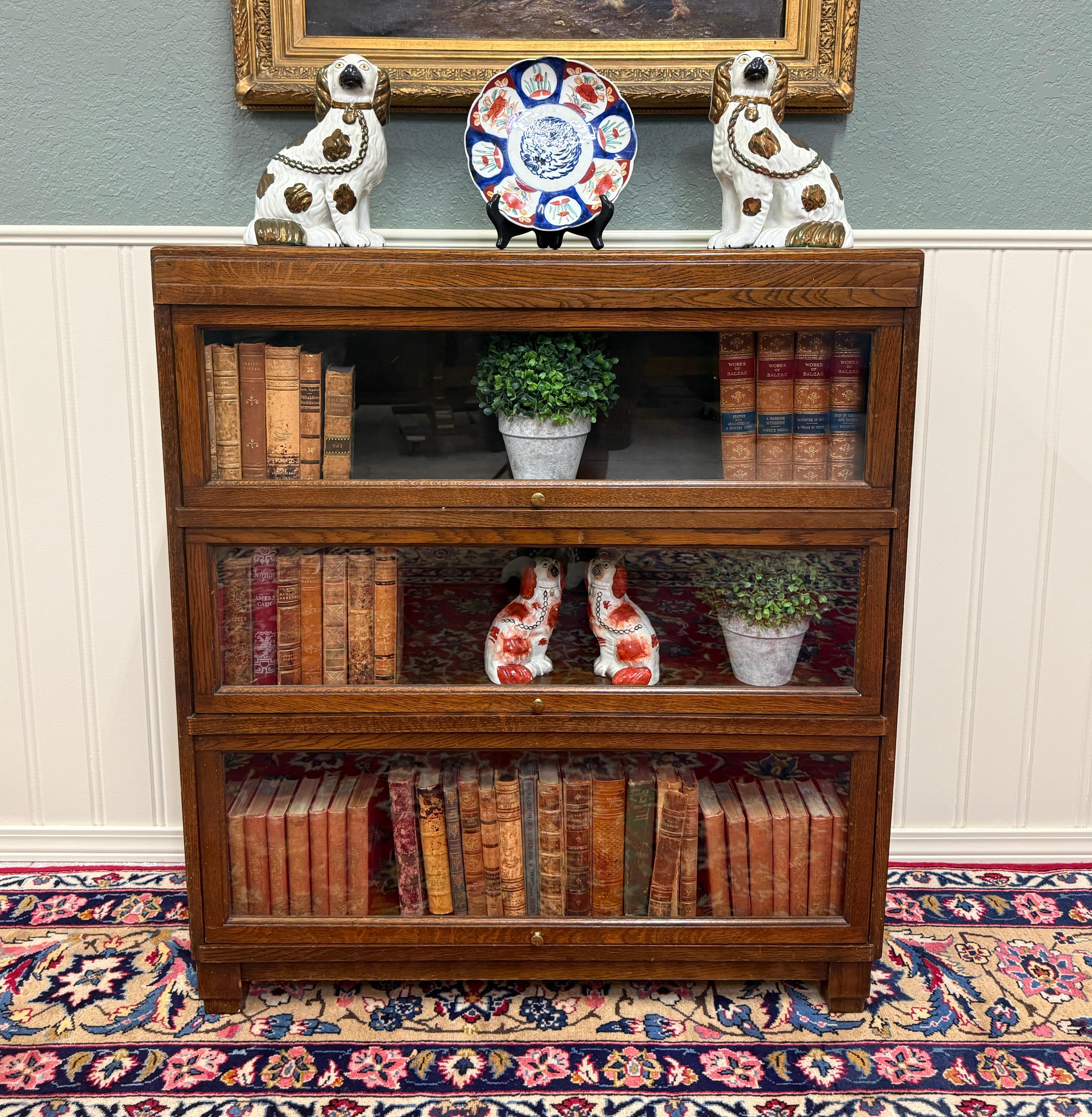 Magnifique bibliothèque ou meuble d'entrée en chêne anglais pour avocats avec 3 portes vitrées ~~c. 1930-40s

PARFAIT pour vos livres anciens ou objets de collection préférés~~la surface supérieure est plate pour une présentation supplémentaire ou