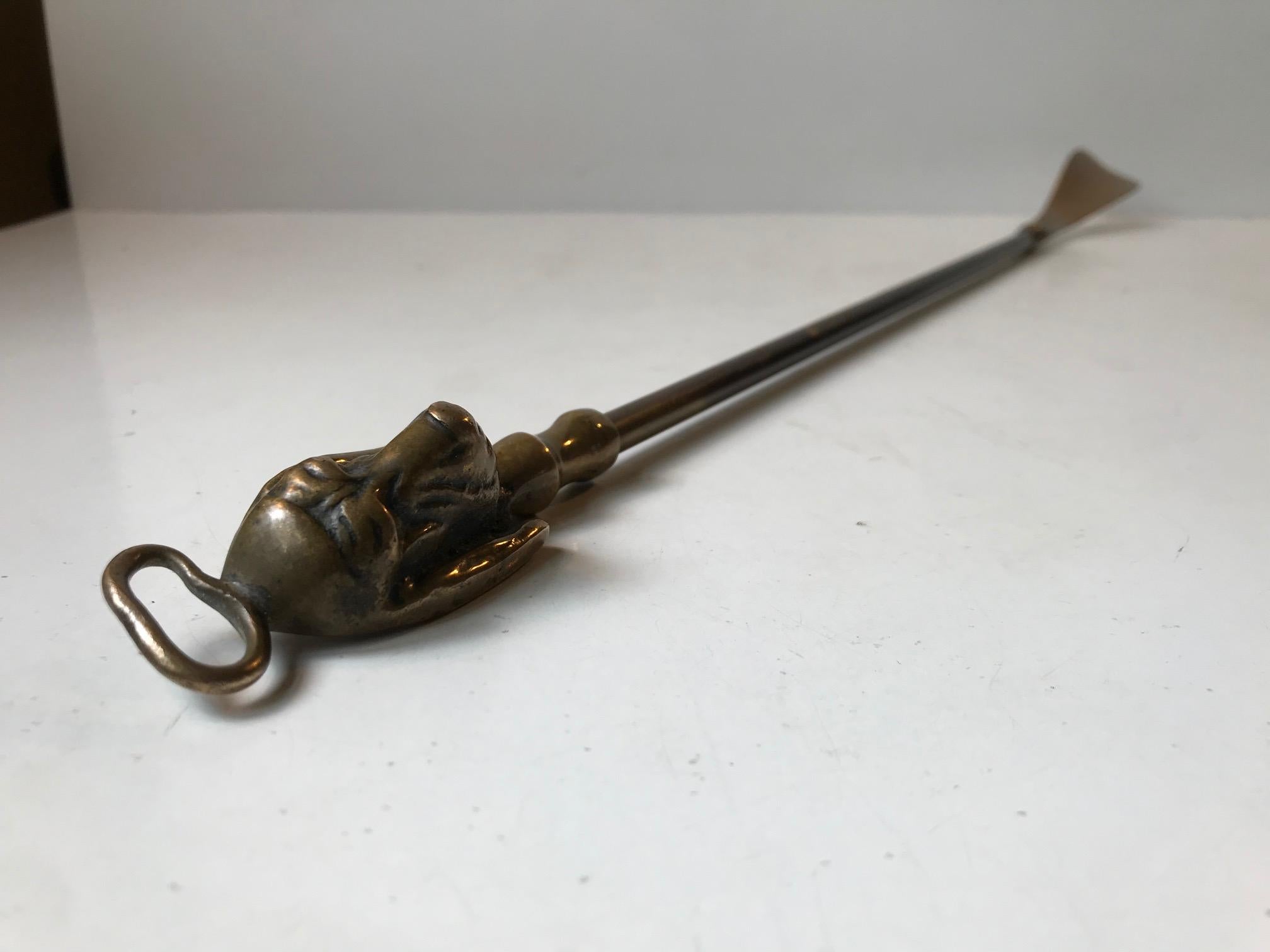 Late Victorian Antique English Bassett Hound Shoe Horn, 1900s For Sale