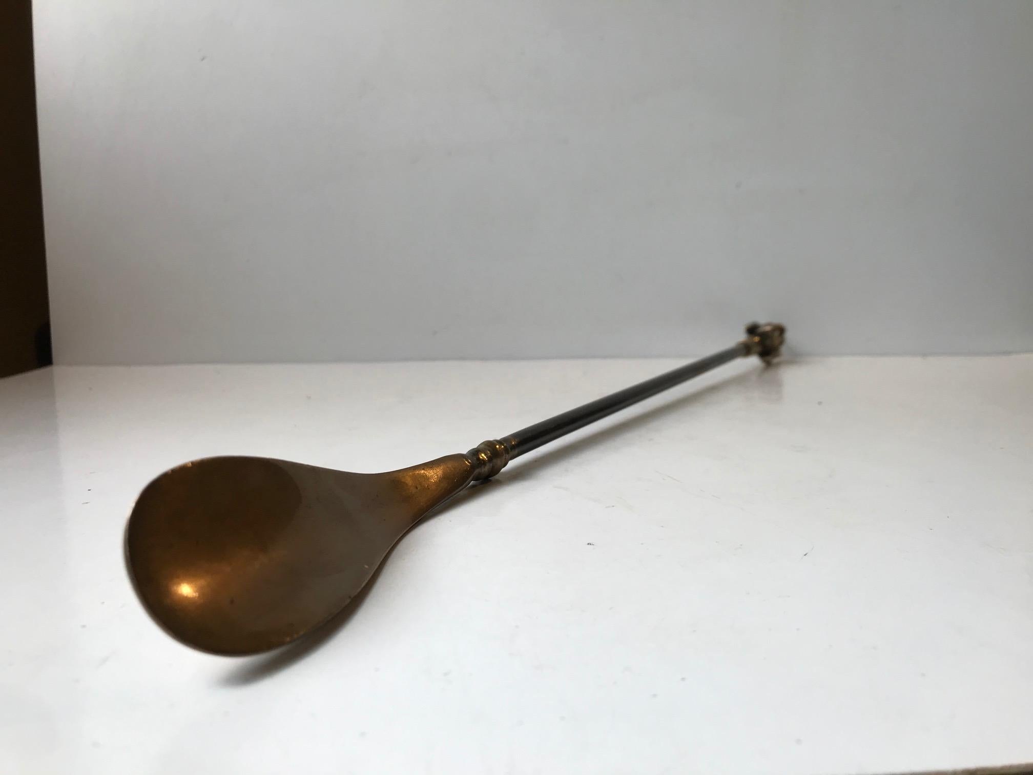 Antique English Bassett Hound Shoe Horn, 1900s In Good Condition For Sale In Esbjerg, DK
