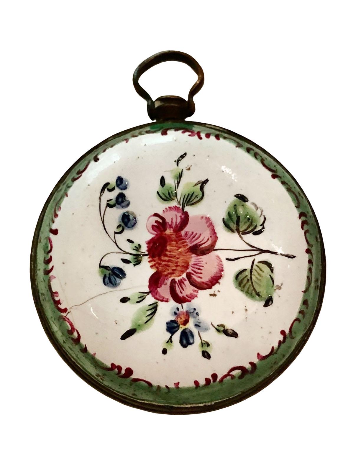 Antikes englisches Battersea-Medaillon in Form einer Uhr (Englisch) im Angebot