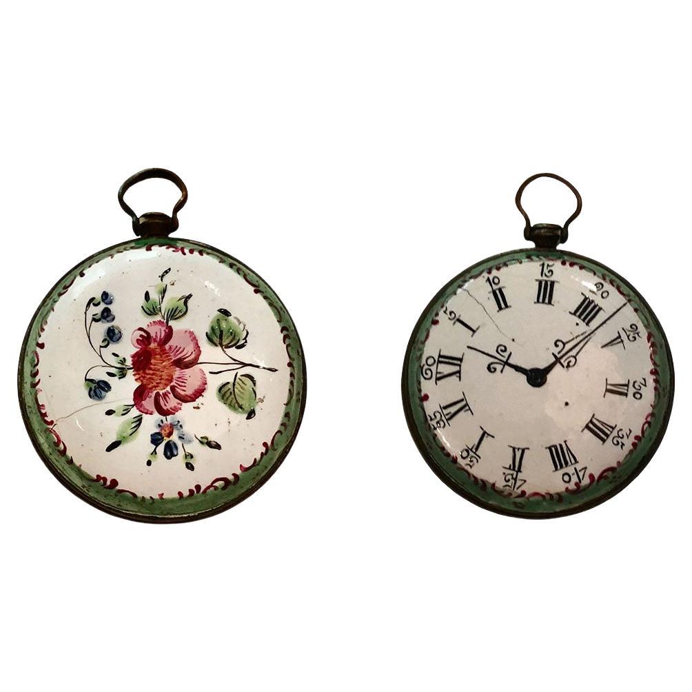 Antikes englisches Battersea-Medaillon in Form einer Uhr im Angebot