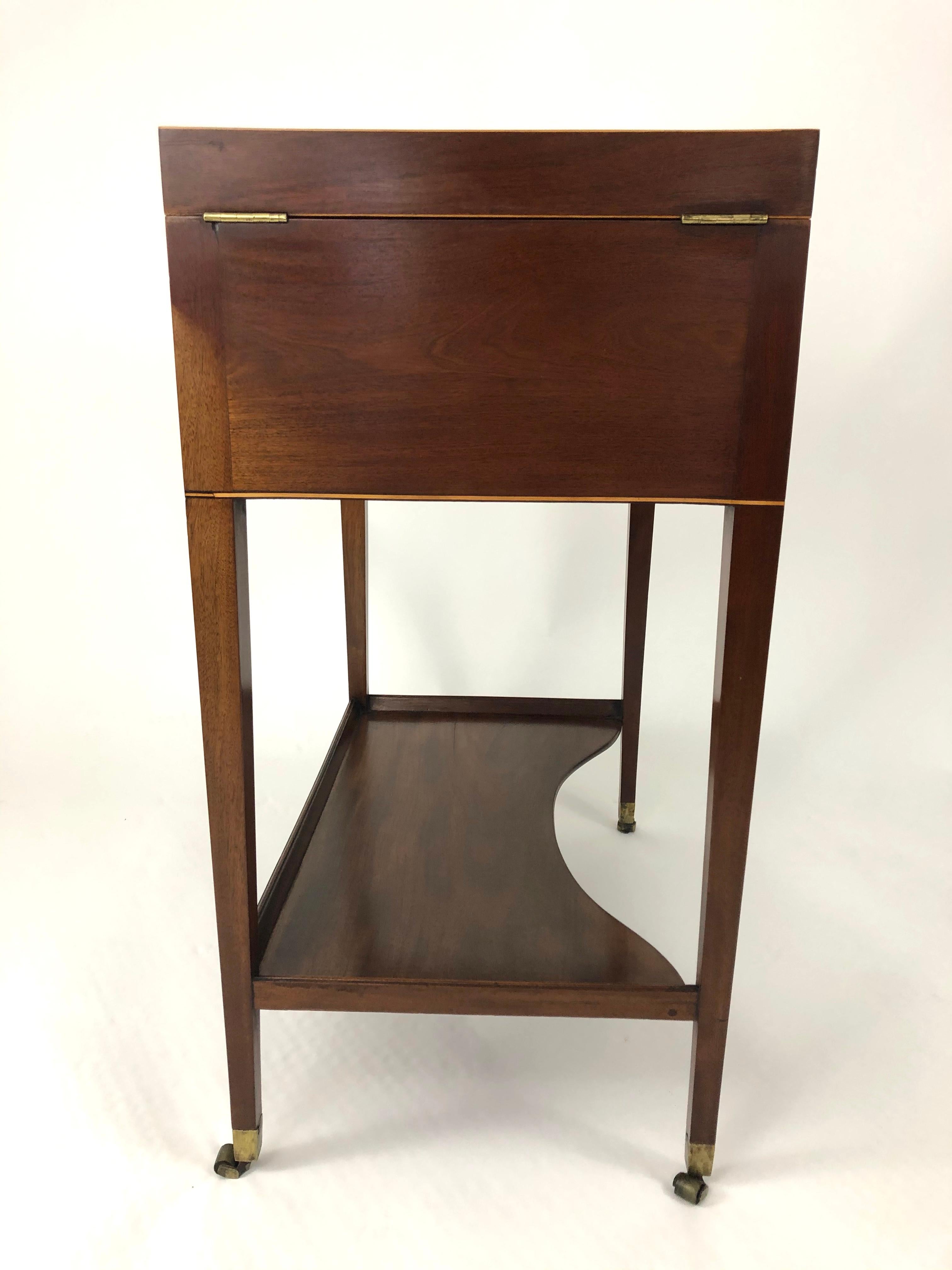 Antique English Beau Brummell Dressing Table In Good Condition In Essex, MA