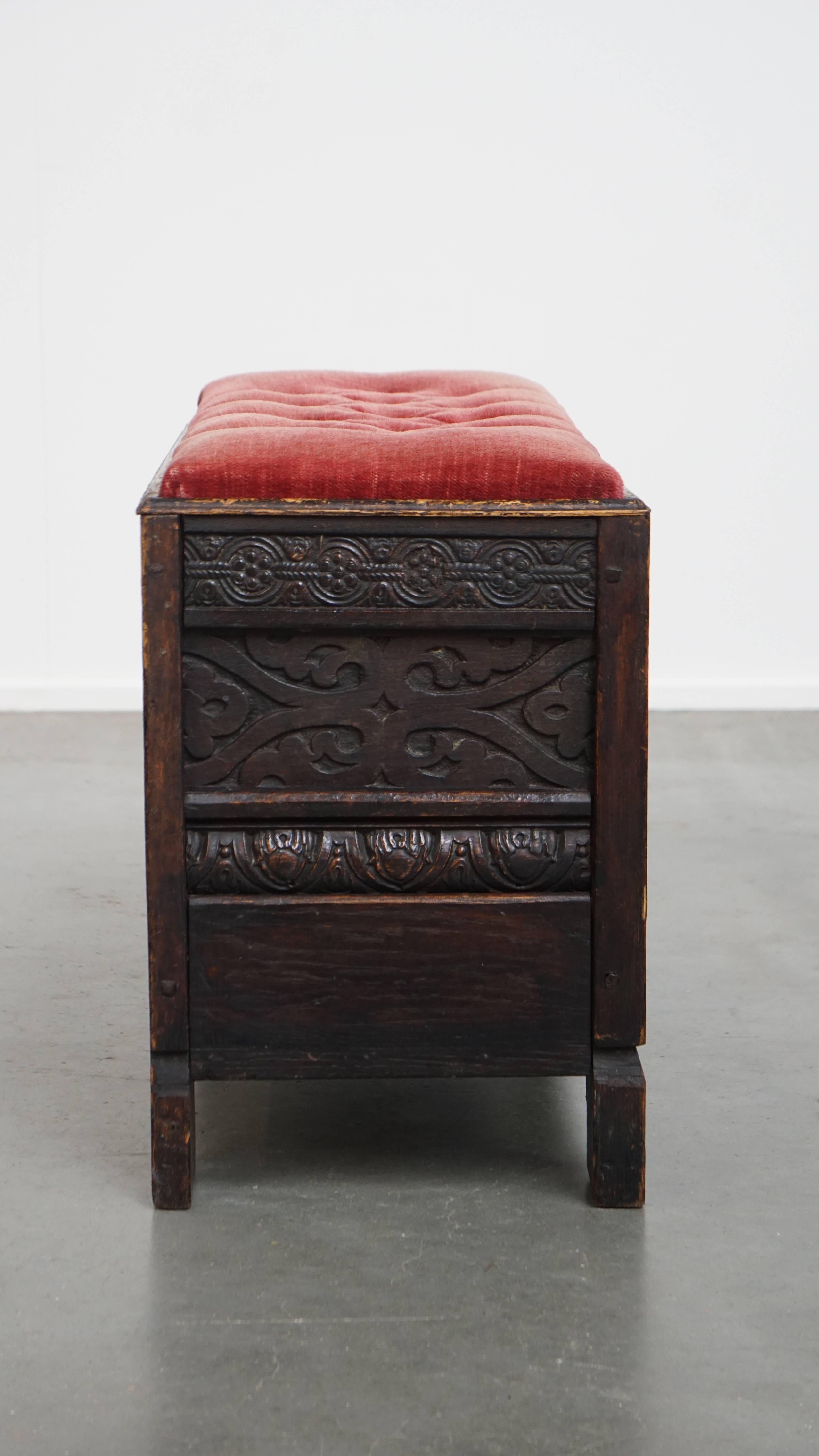 Romain classique Banc/chest anglais ancien avec siège touffeté rouge en vente