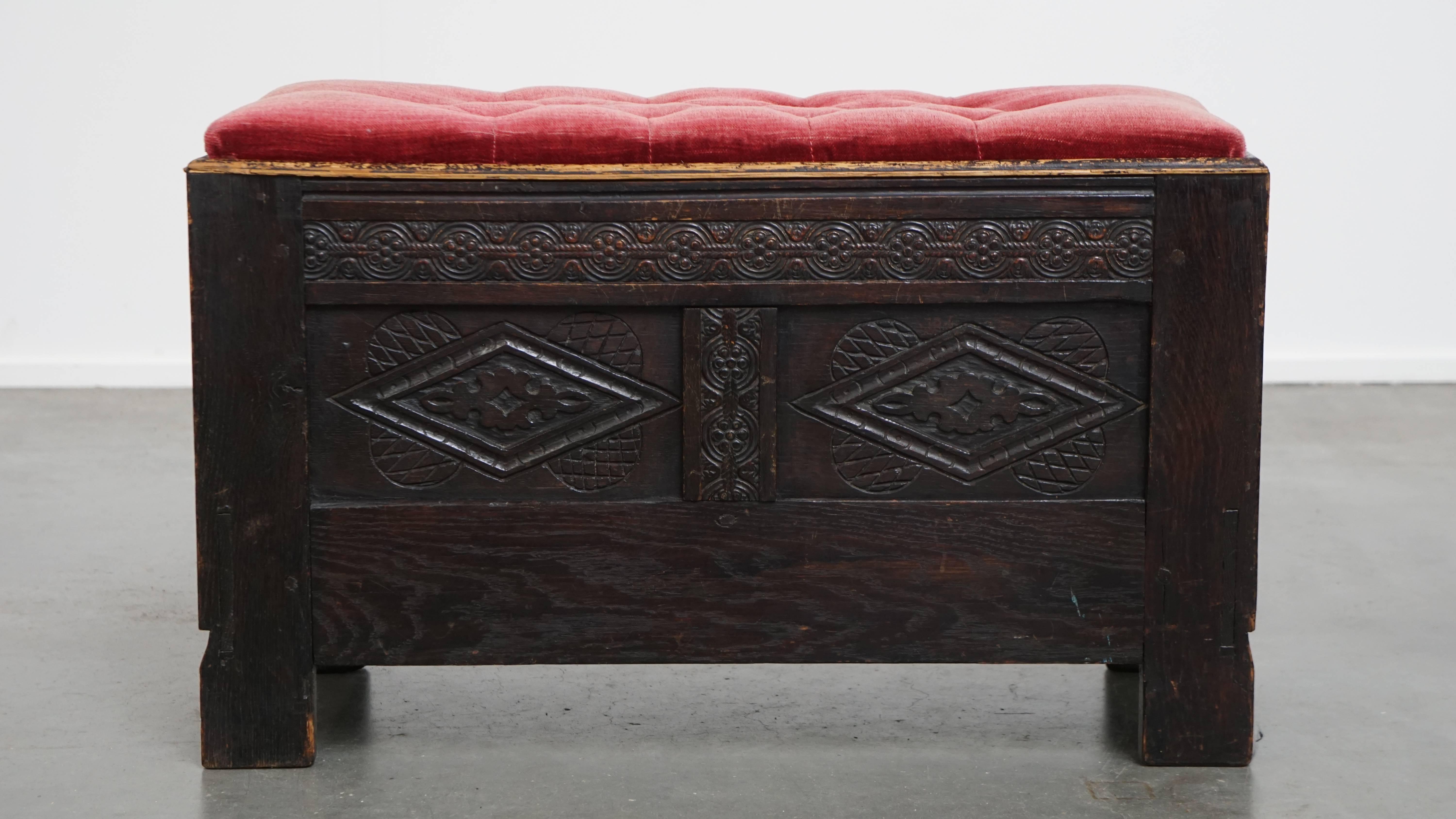 Fait main Banc/chest anglais ancien avec siège touffeté rouge en vente