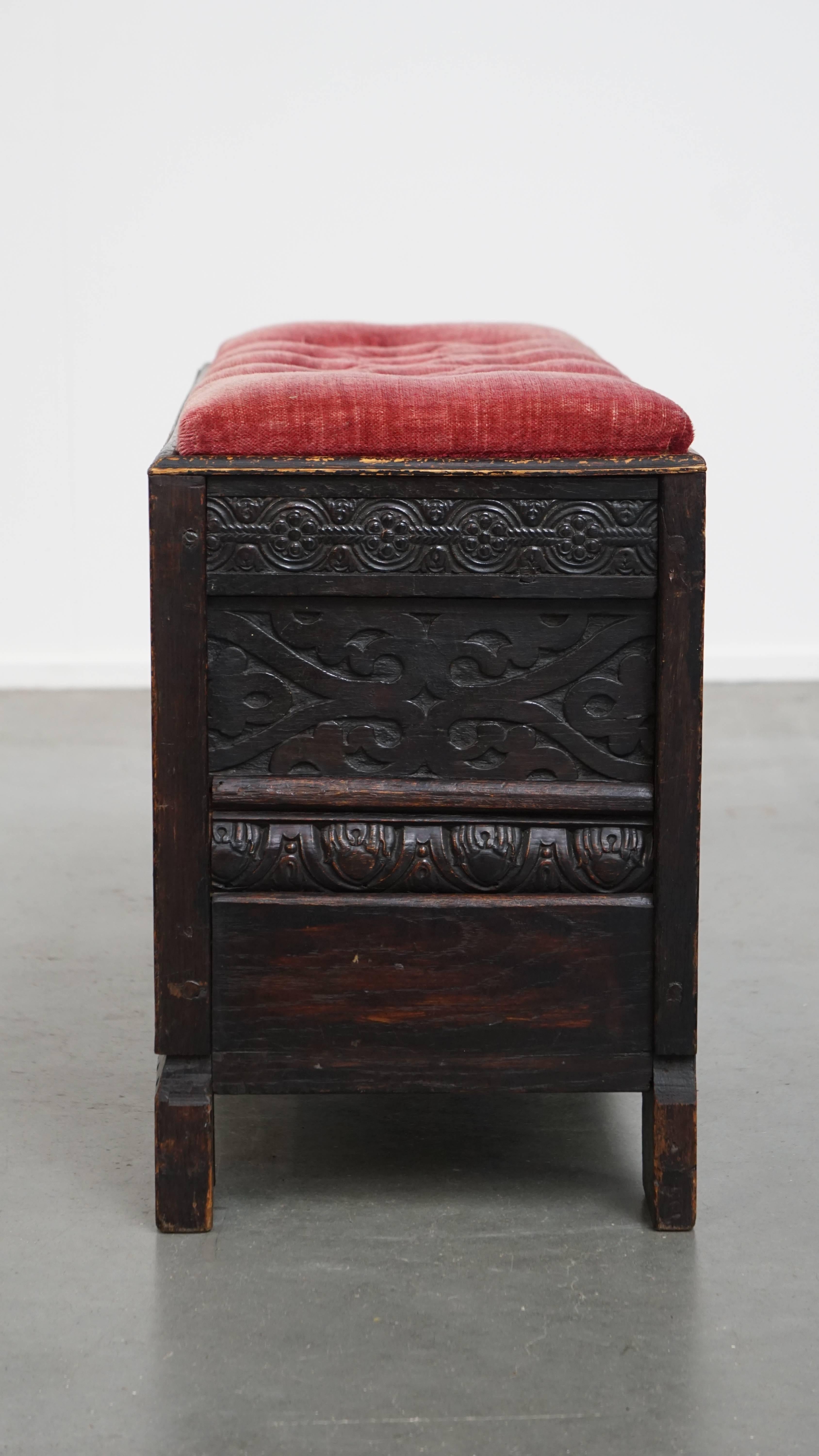 Banc/chest anglais ancien avec siège touffeté rouge État moyen - En vente à Harderwijk, NL