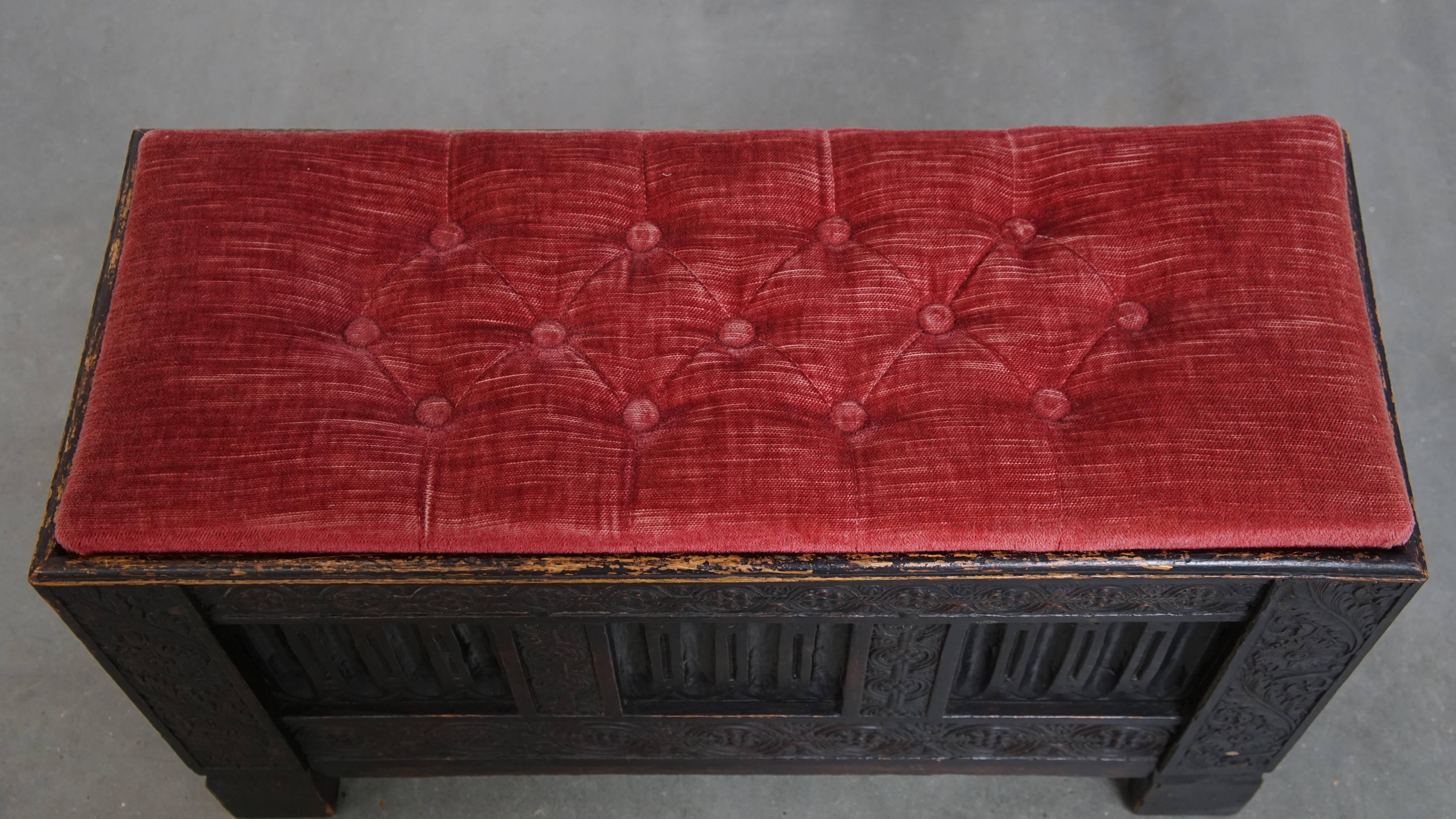 XIXe siècle Banc/chest anglais ancien avec siège touffeté rouge en vente