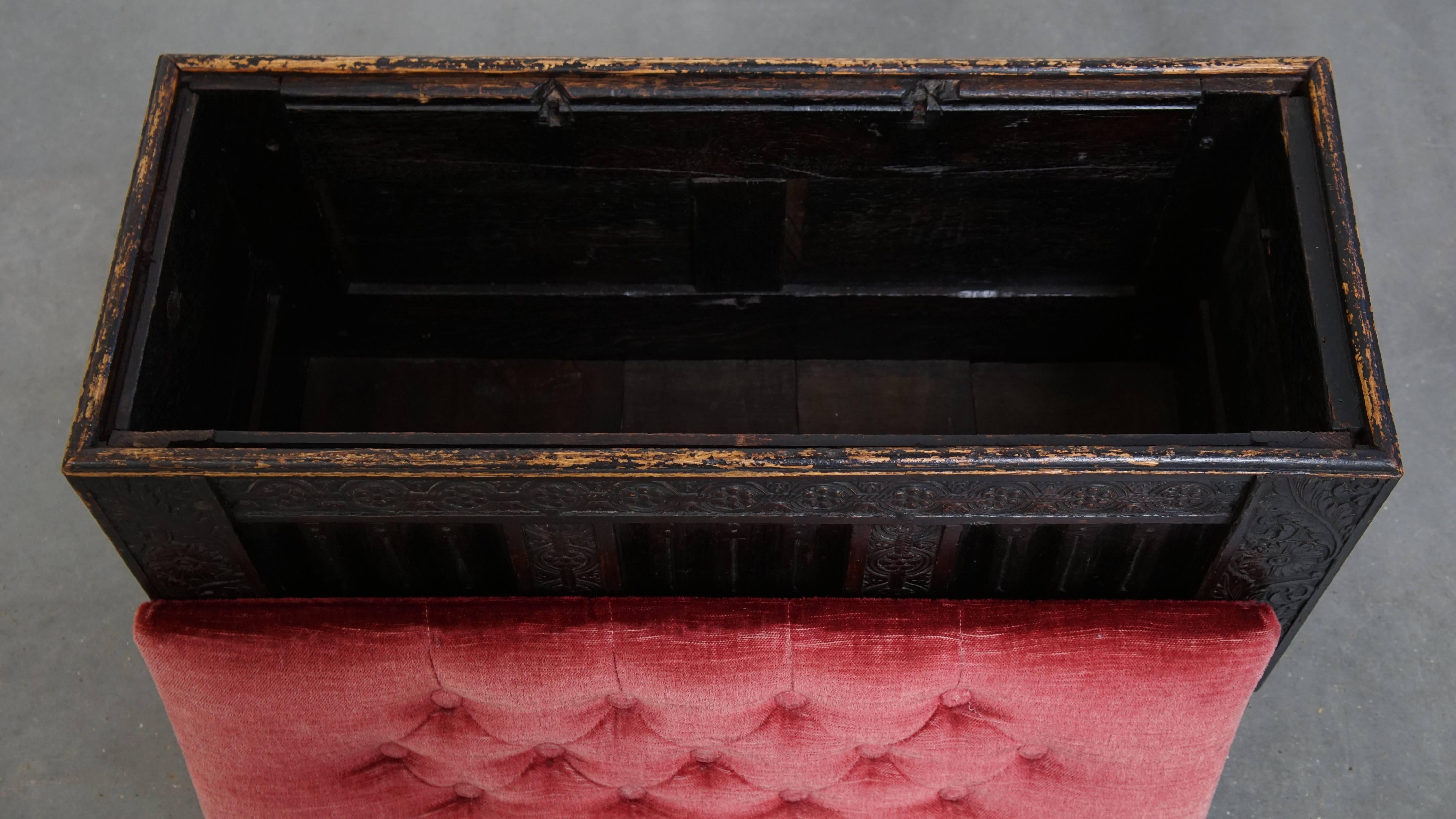 Textile Banc/chest anglais ancien avec siège touffeté rouge en vente