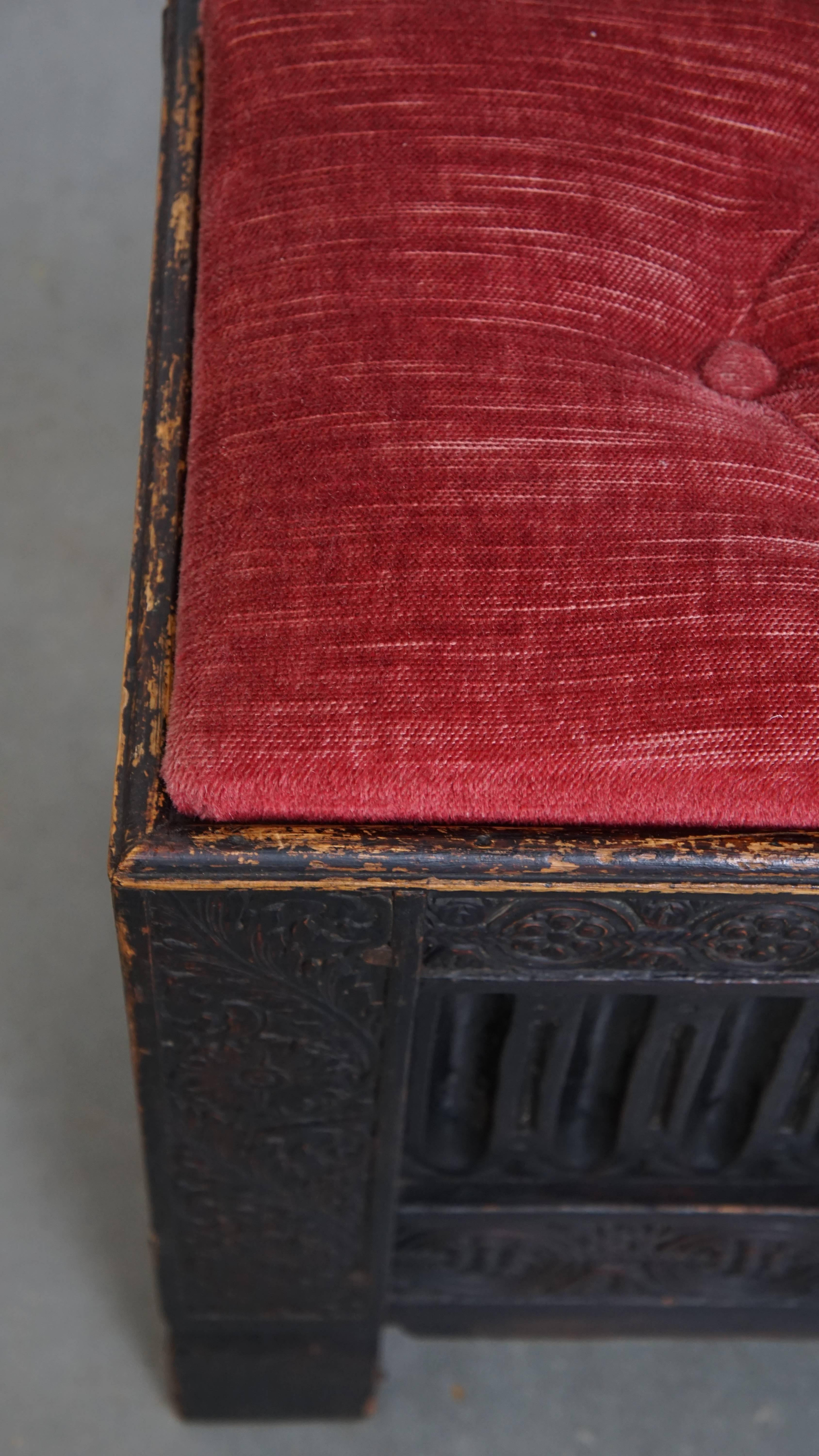 Banc/chest anglais ancien avec siège touffeté rouge en vente 1