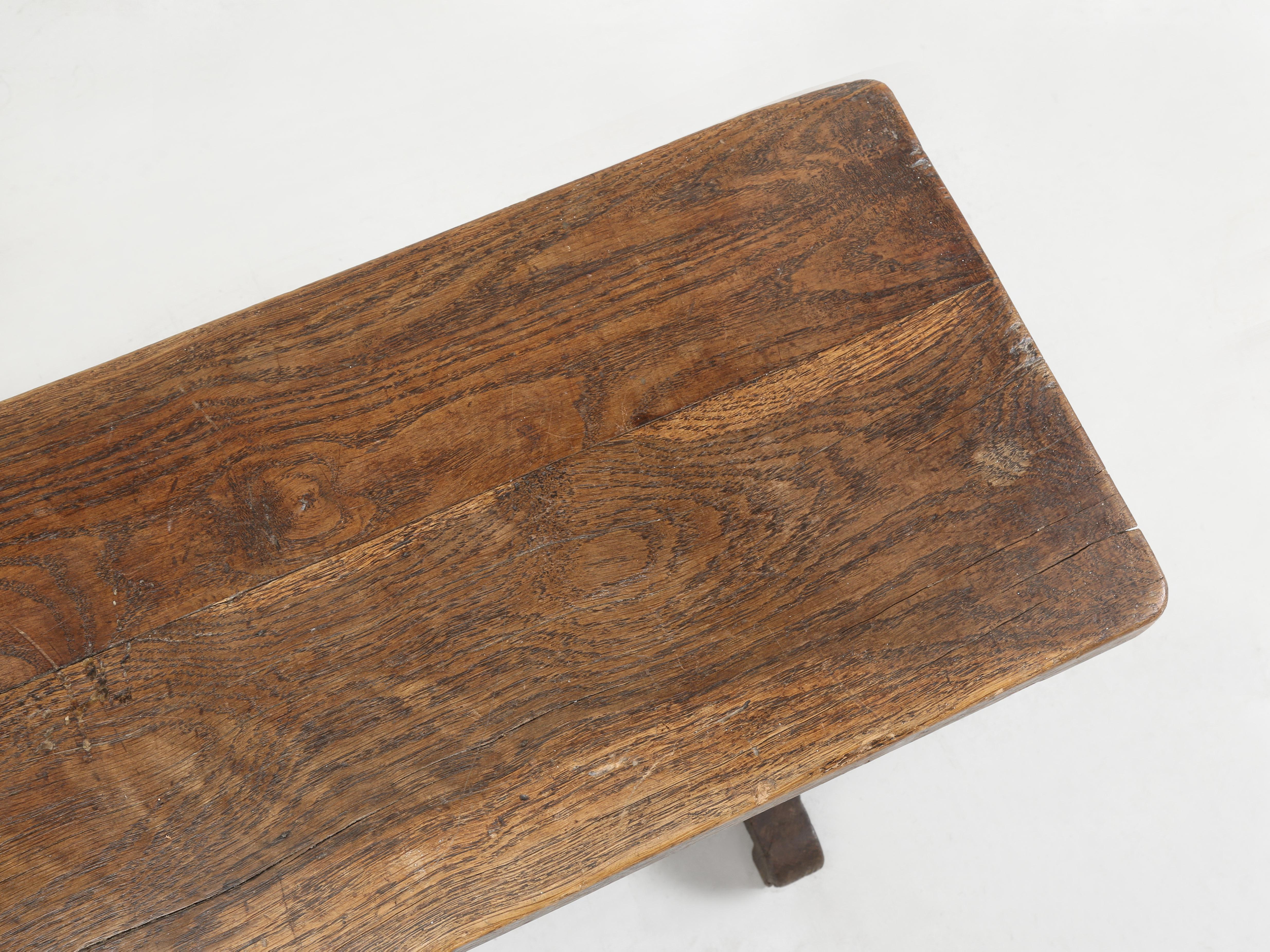 Antique English Bench in Solid Oak and Probably Over 200-years old Very Original In Good Condition For Sale In Chicago, IL