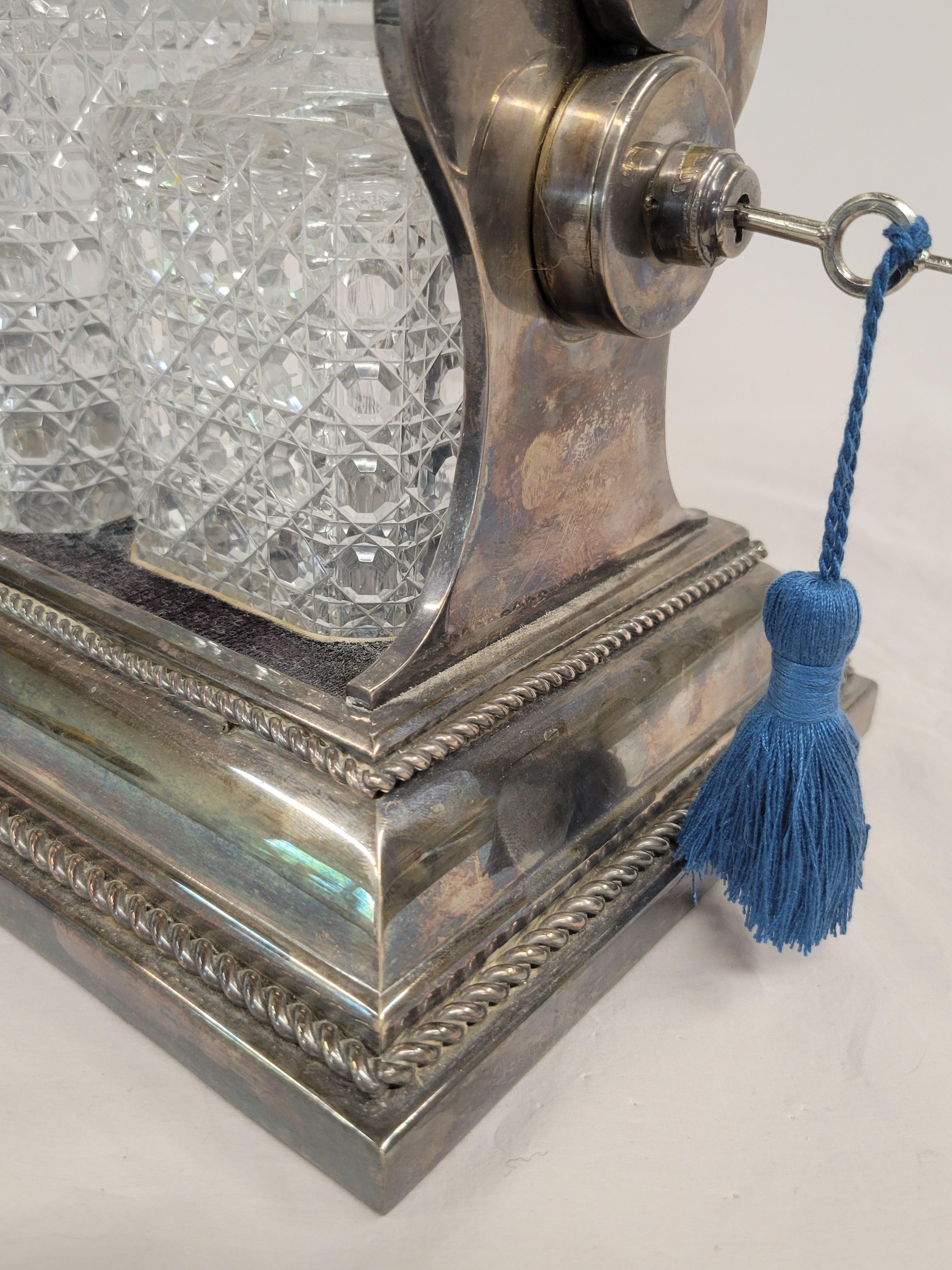 Ancien Tantale de Betuemann en argent anglais avec bouteilles et clé d'origine en vente 3