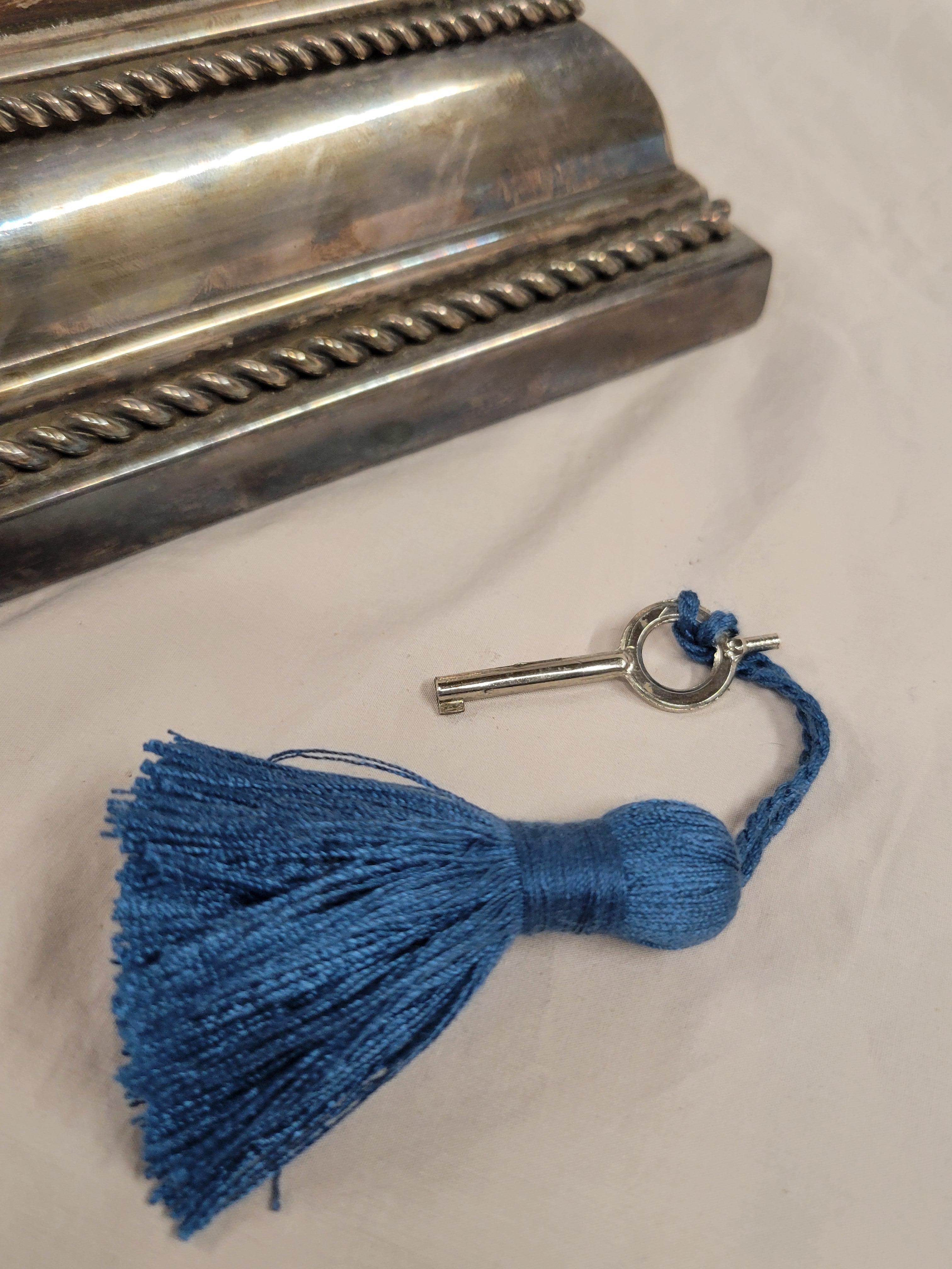 Ancien Tantale de Betuemann en argent anglais avec bouteilles et clé d'origine en vente 4