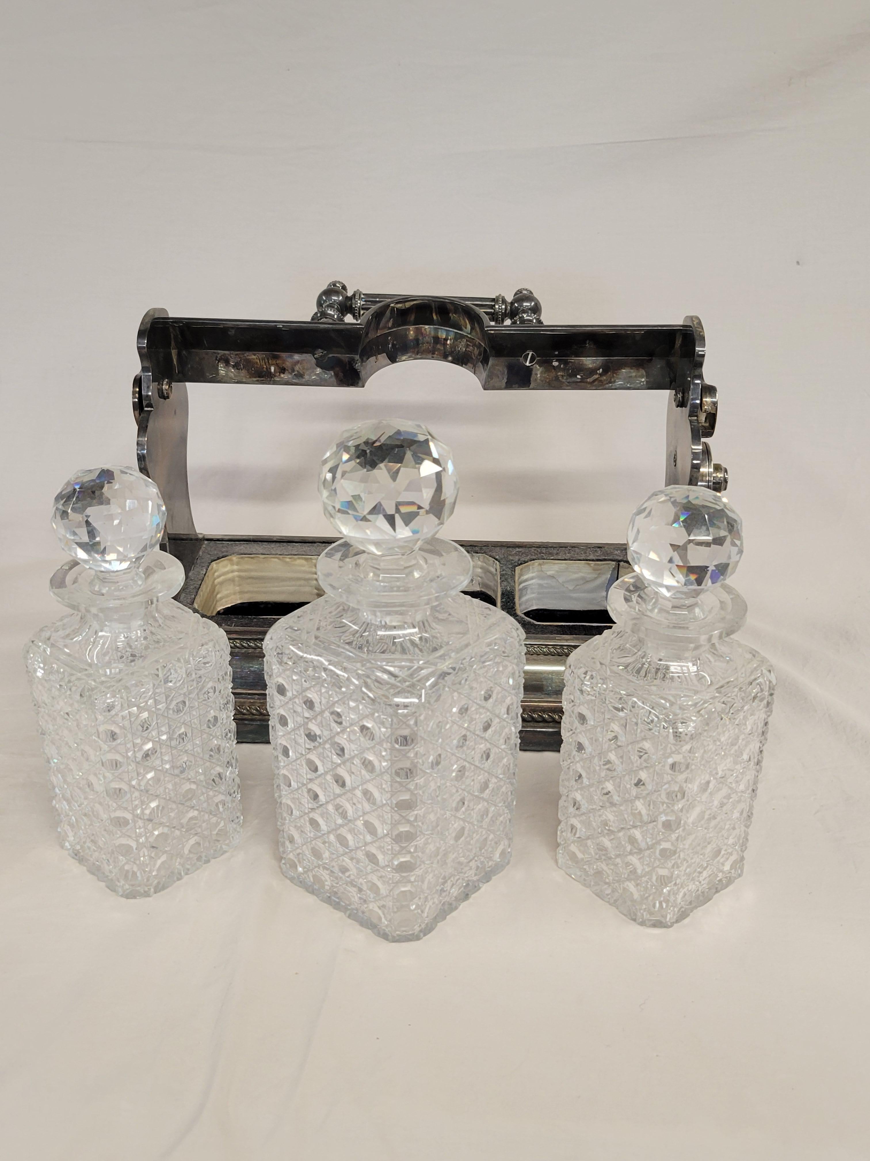 XIXe siècle Ancien Tantale de Betuemann en argent anglais avec bouteilles et clé d'origine en vente