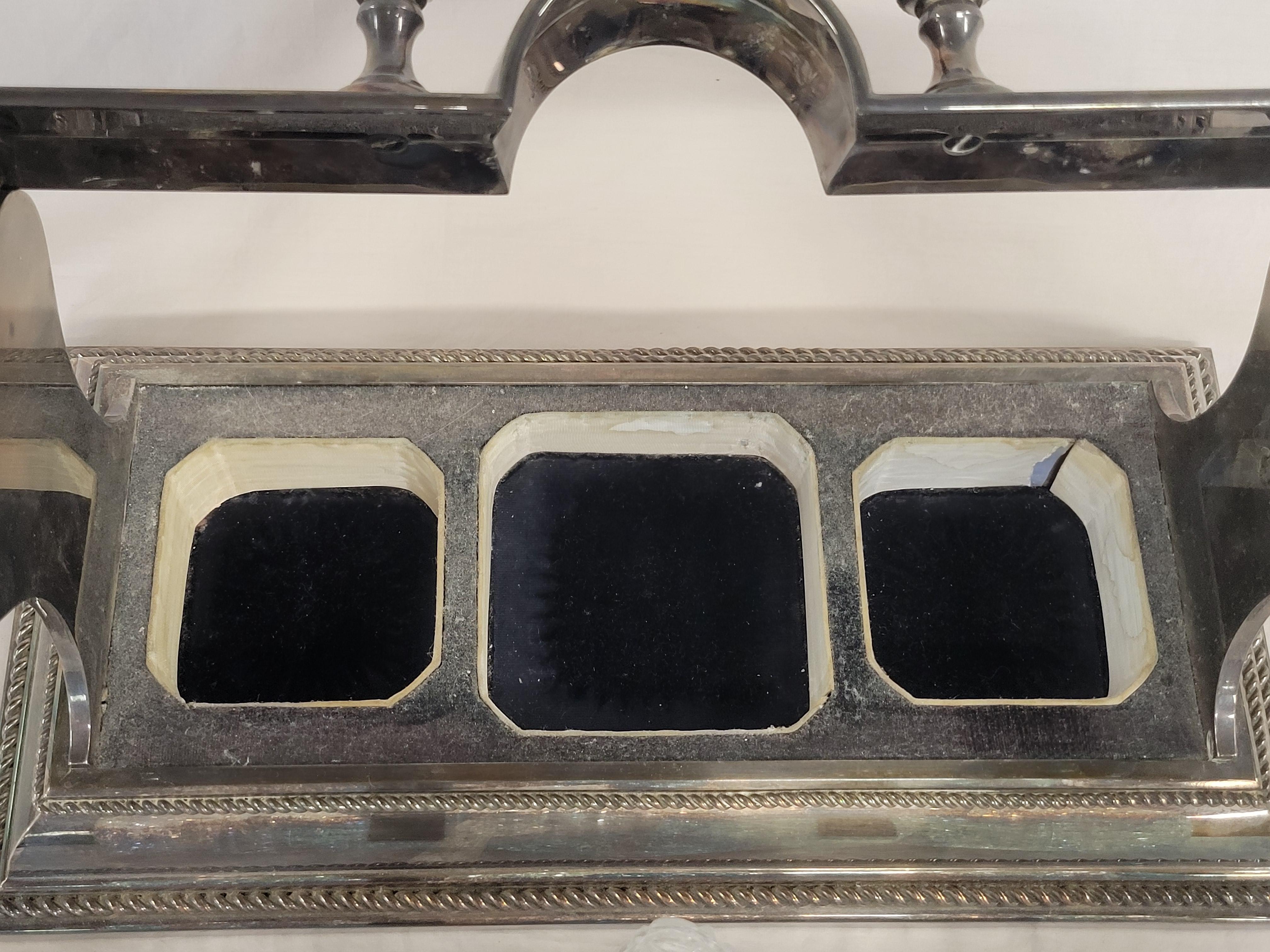 Ancien Tantale de Betuemann en argent anglais avec bouteilles et clé d'origine en vente 2