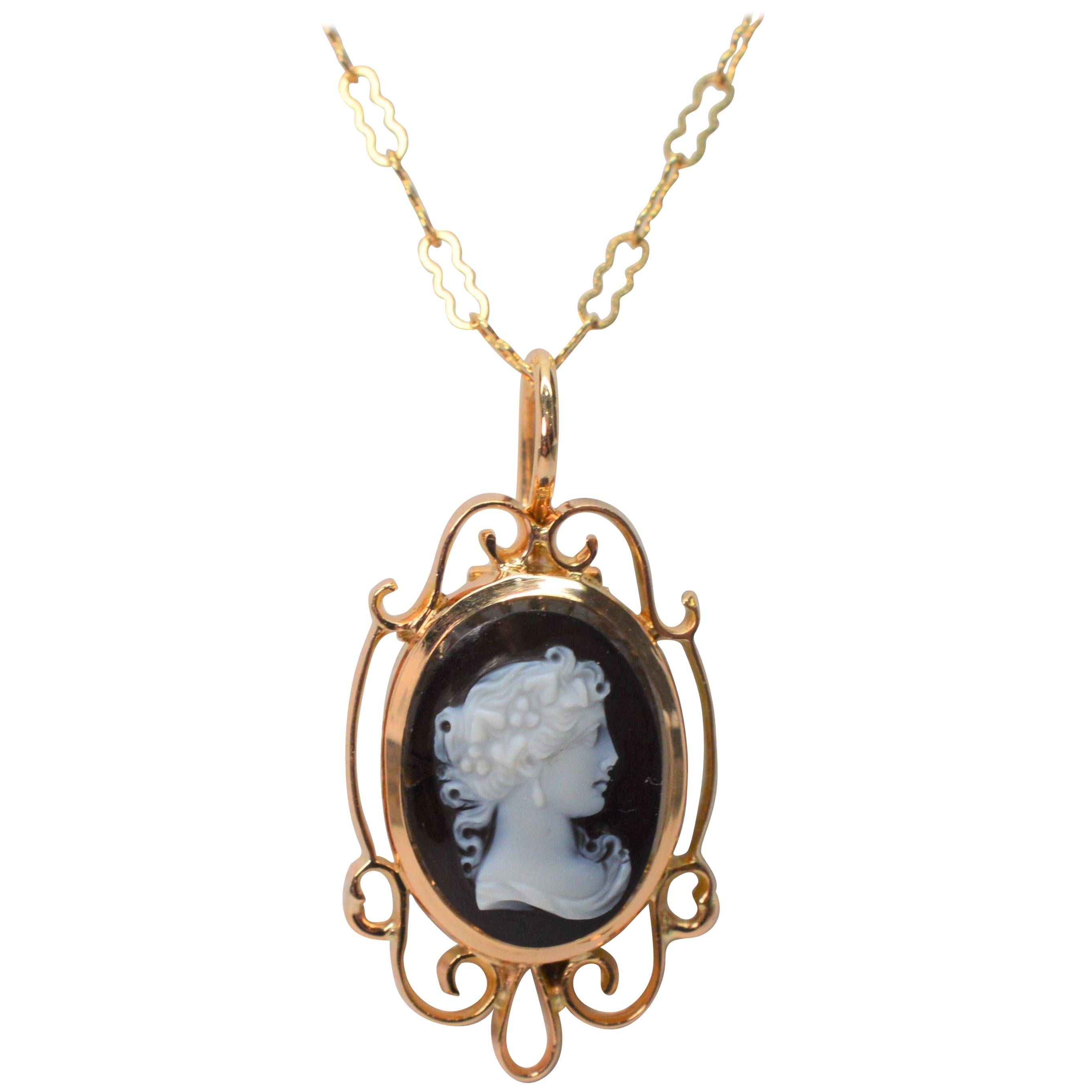 Antique English Black and White Cameo 14 Karat Yellow Gold Necklace