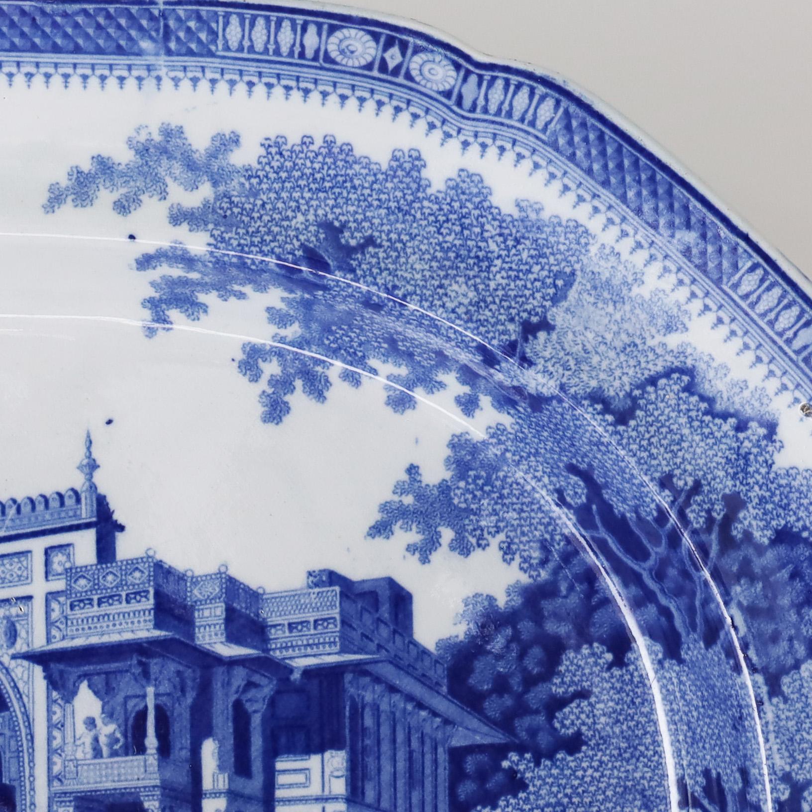 Antiguo plato inglés de loza azul y blanca con transferencia de Chinoiserie Inglés