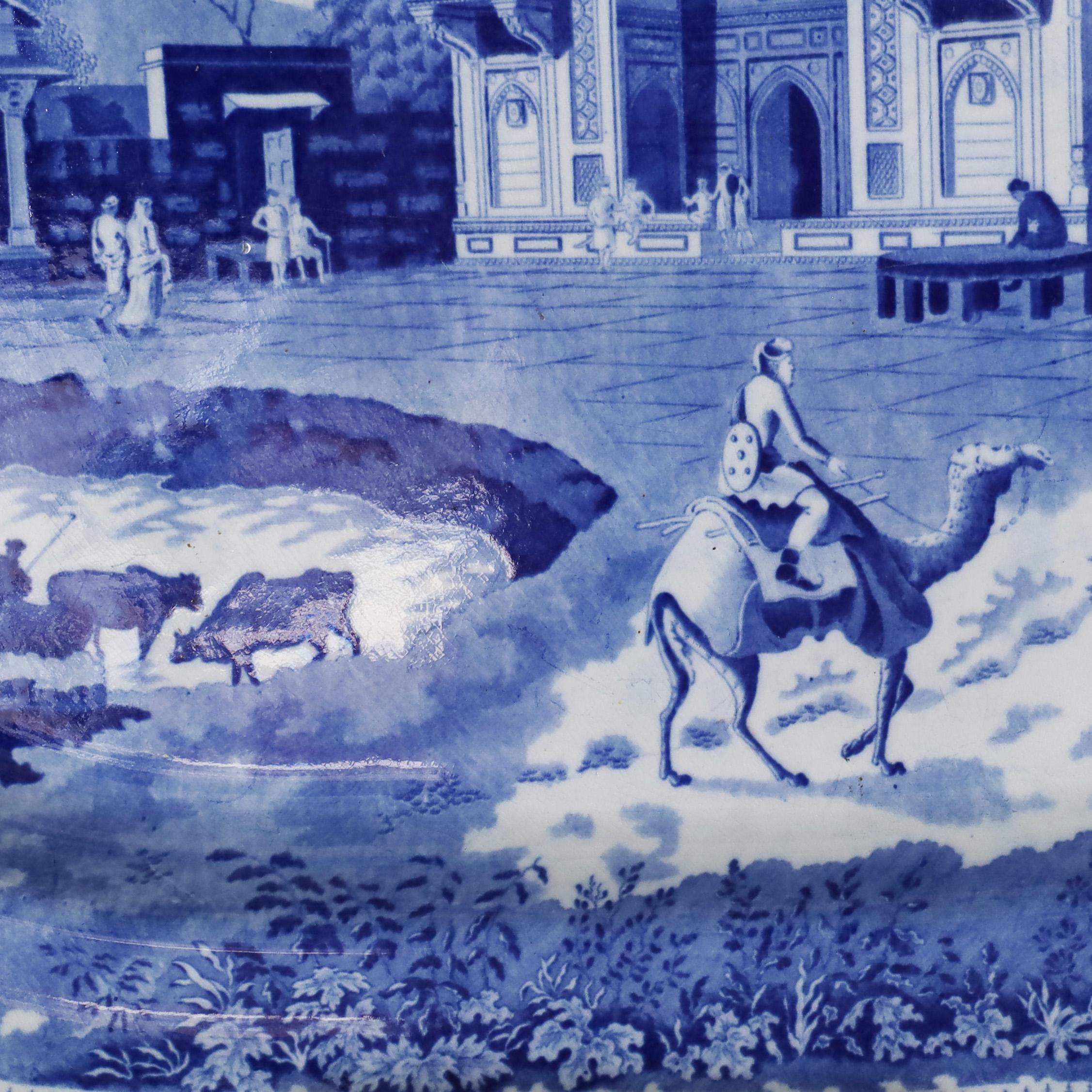 Antiguo plato inglés de loza azul y blanca con transferencia de Chinoiserie en Bueno Estado en Palm Beach, FL