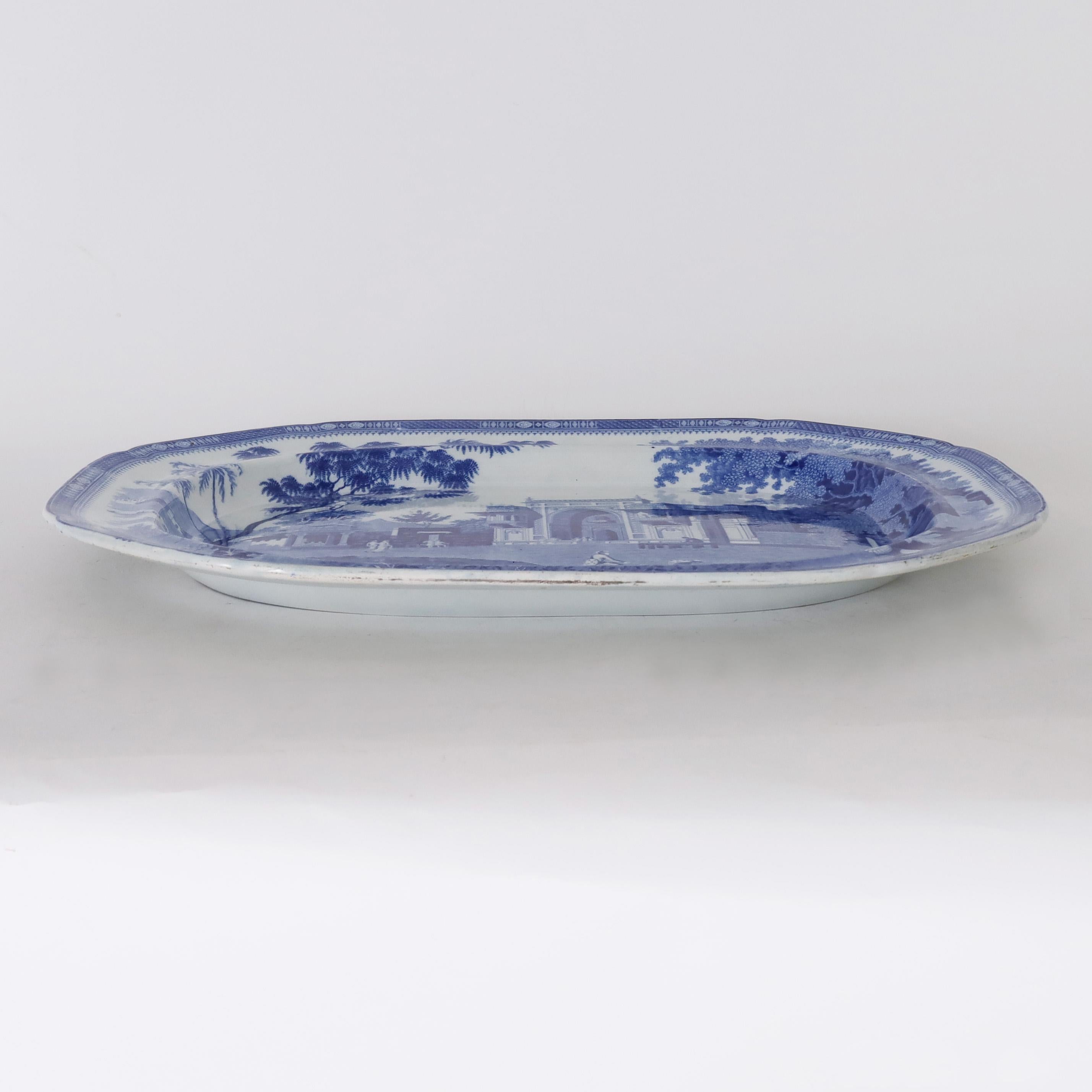 Antiguo plato inglés de loza azul y blanca con transferencia de Chinoiserie siglo XIX