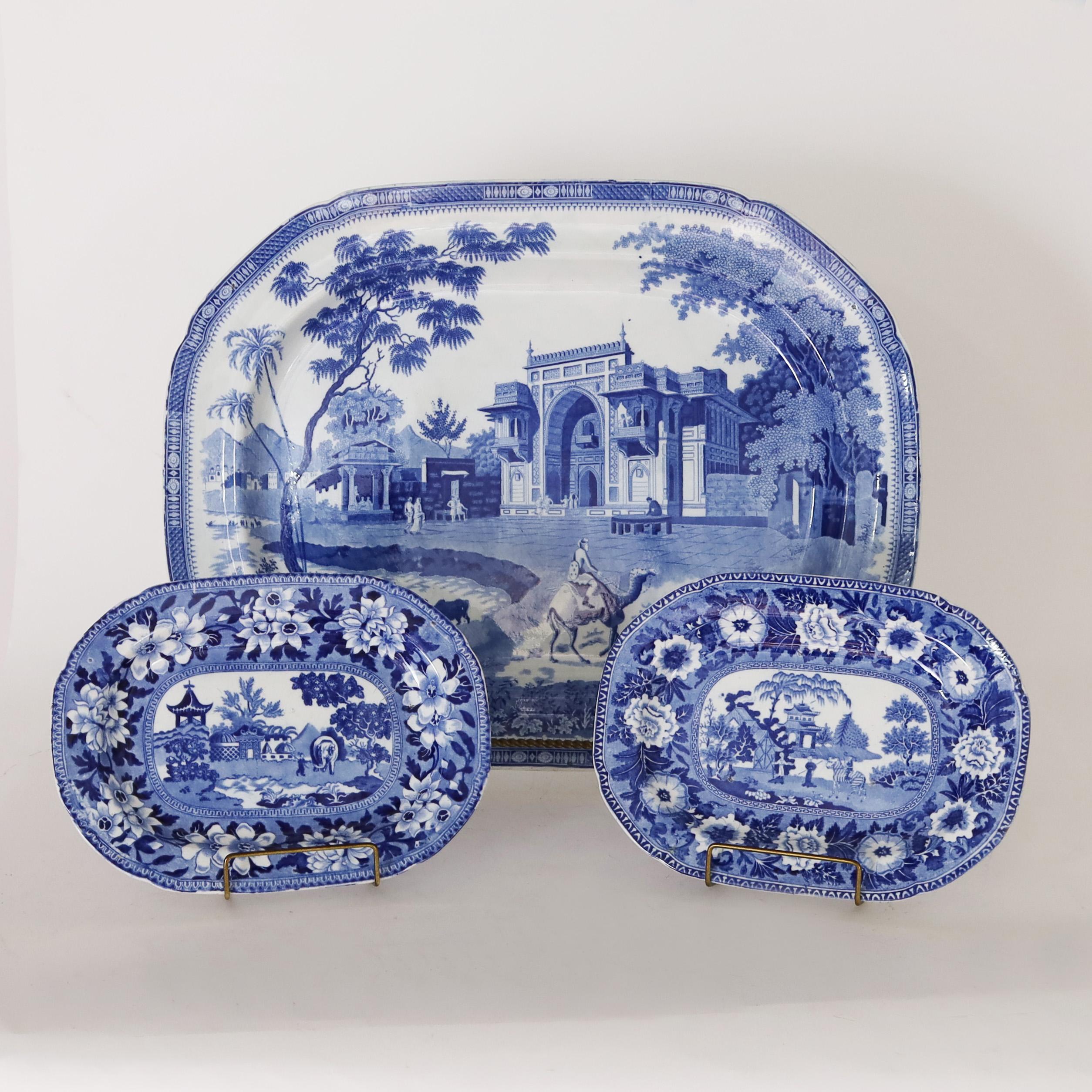 Antiguo plato inglés de loza azul y blanca con transferencia de Chinoiserie 1