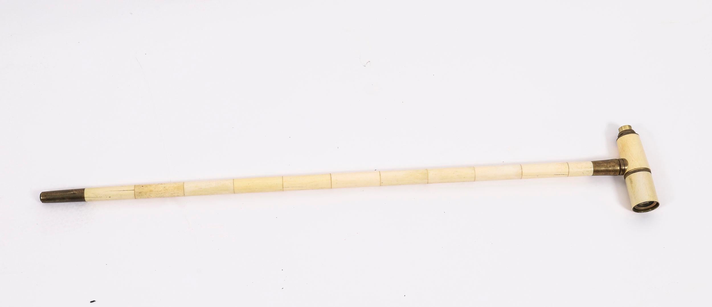 Se trata de un magnífico bastón telescópico victoriano antiguo de hueso seccionado, marcado para el fabricante, Stanley of London, y fechado en 1885.

El llamativo bastón presenta un mango compuesto por un telescopio de latón de tres cajones sobre