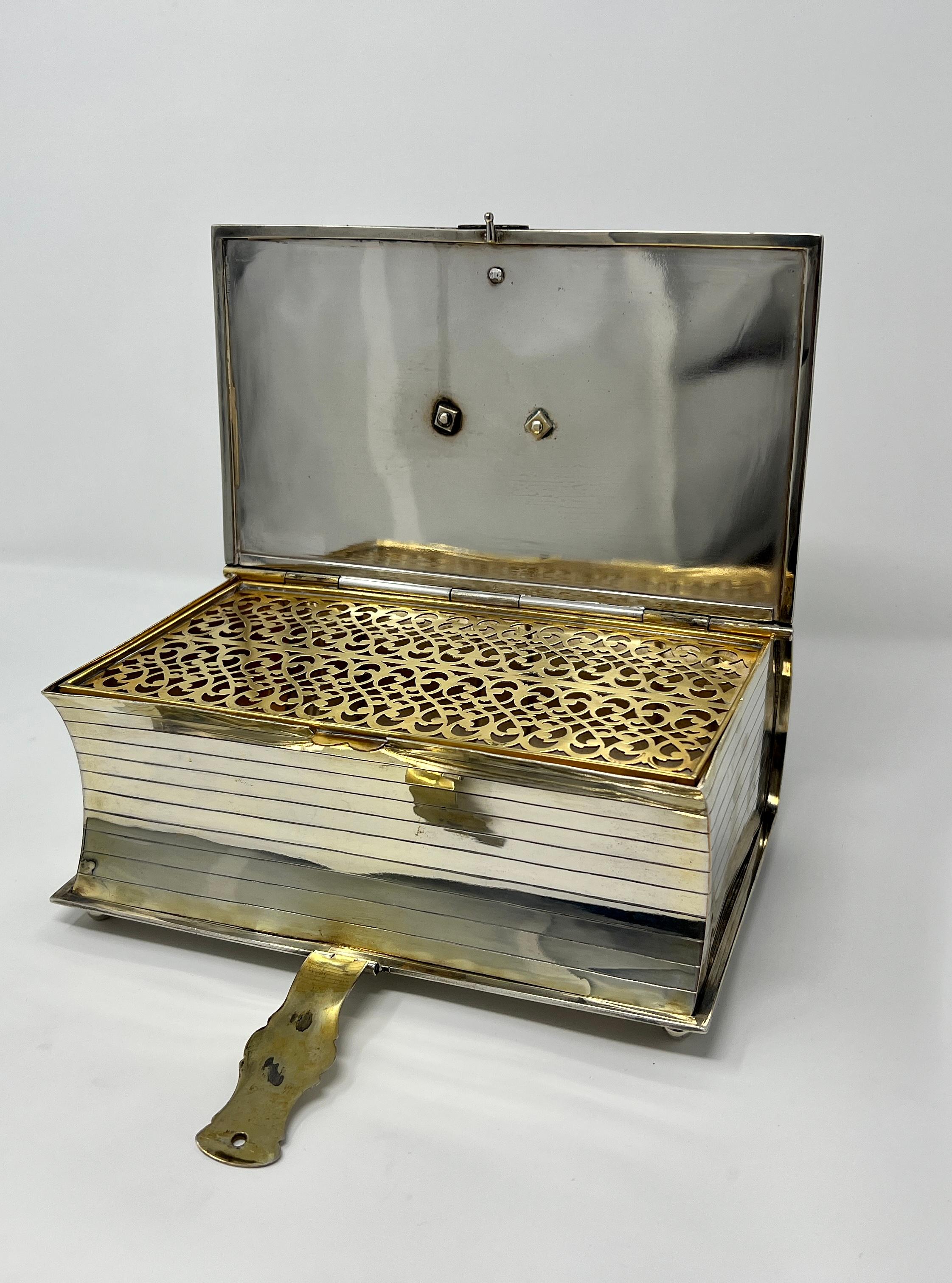 Inglese Antico e raro Humidor inglese a forma di libro in Sheffield Silver del 1885 circa in vendita