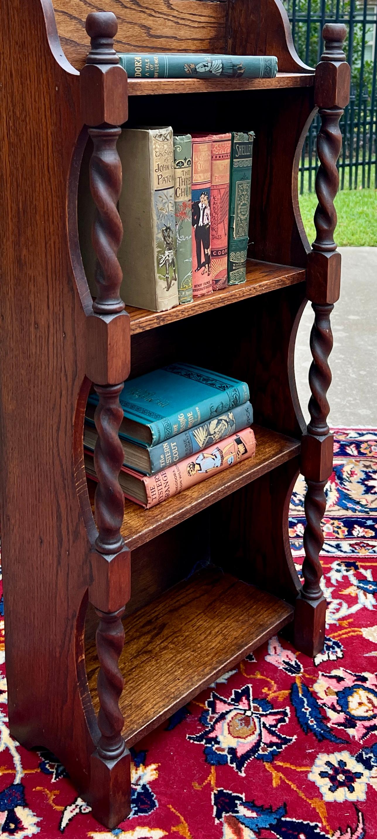 Antique English Bookcase Bookshelf Display Cabinet Barley Twist Honey Oak c1920s In Good Condition In Tyler, TX
