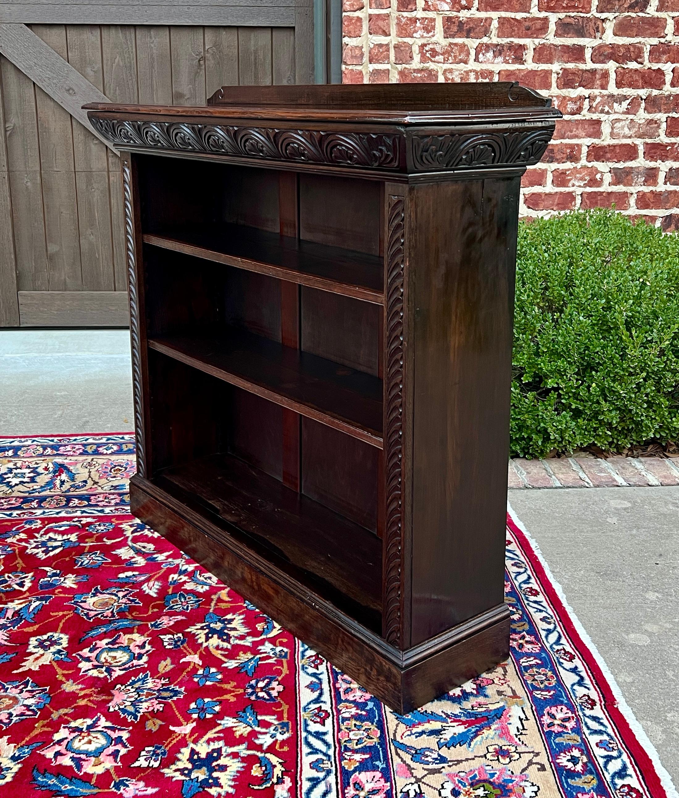 Antique English Bookcase Bookshelf Display Cabinet Carved Oak c. 1920-30s In Good Condition In Tyler, TX