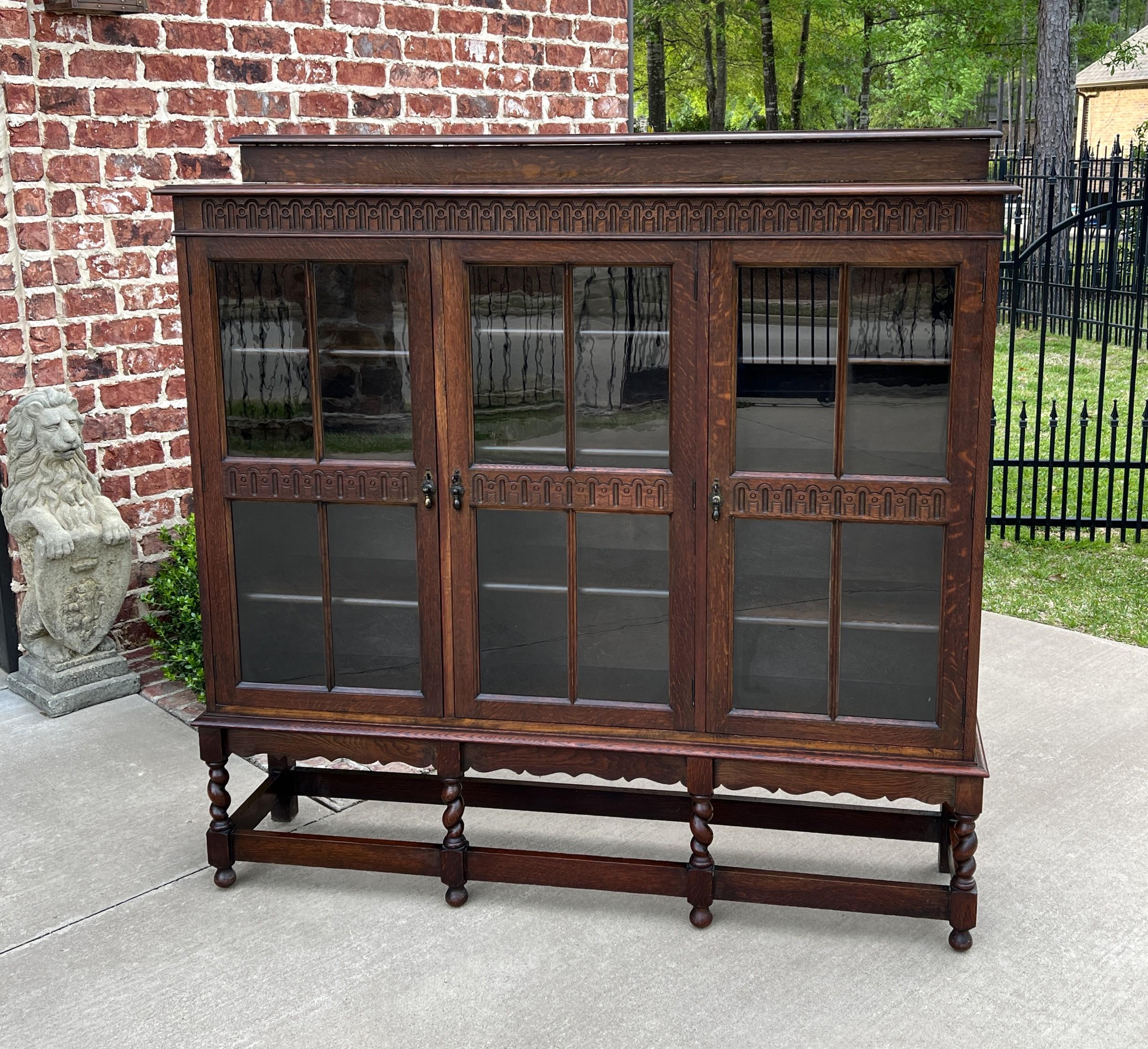 Charming antique English oak Jacobean style barley twist 3-door bookcase or display shelf/cabinet~~circa 1920s

Perfect for displaying your favorite antique books or collectibles

Original brass 