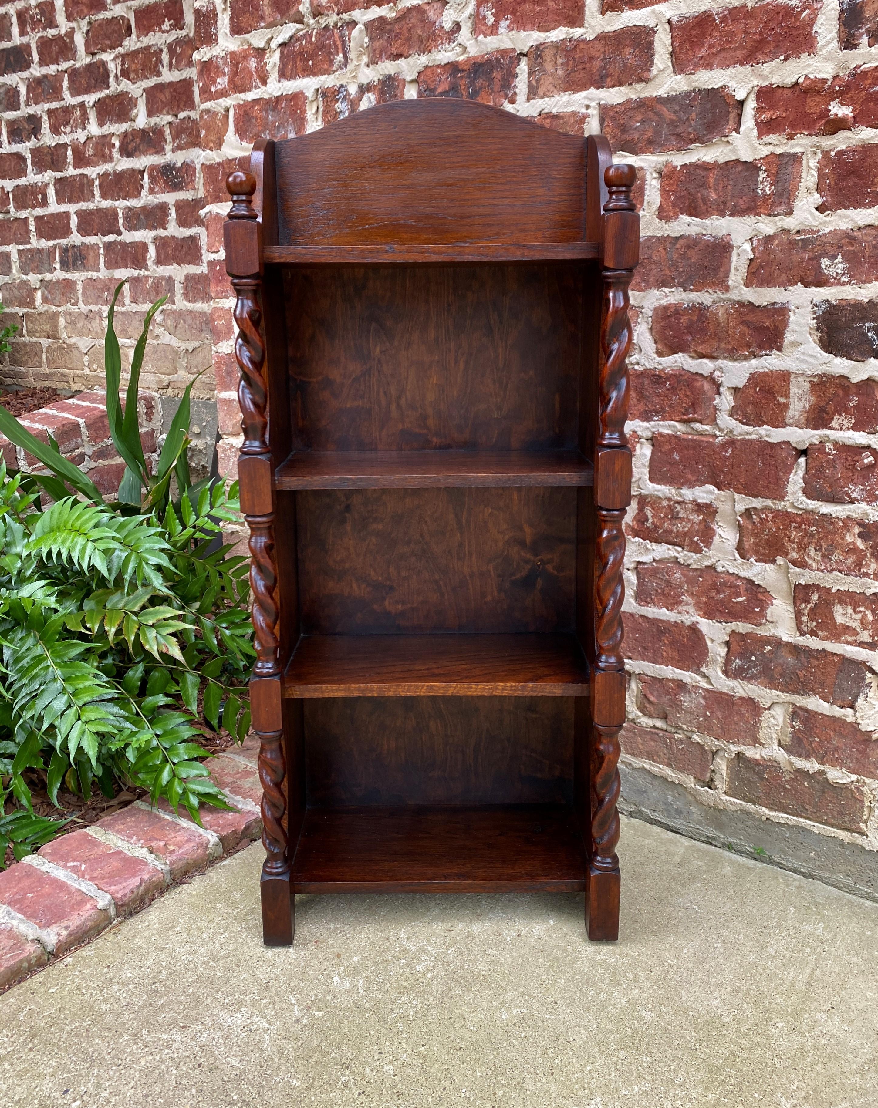 Charming antique Petite English oak barley twist freestanding open display/book shelf or bookcase ~~c. 1920s

Perfect for displaying your favorite antique collectibles or use as a small bookcase~~classic traditional English style!

Overall