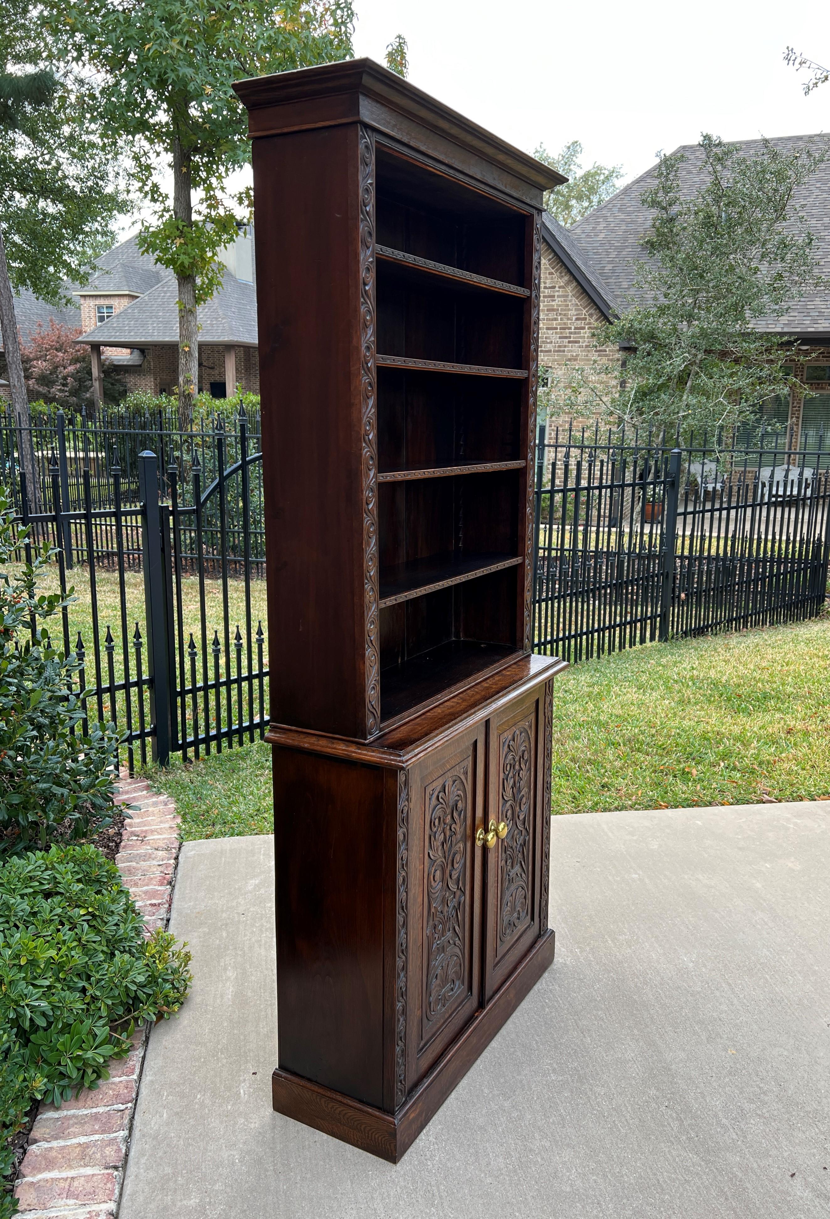 BEAUTIFUL Antique English Oak 2-Piece Bookcase or Display Shelf with Lower Cabinets Tall and Slim and will fit almost anywhere in today's home~~c.1900-1920s

PERFECT for displaying your favorite antique books or other collectibles~~top open bookcase
