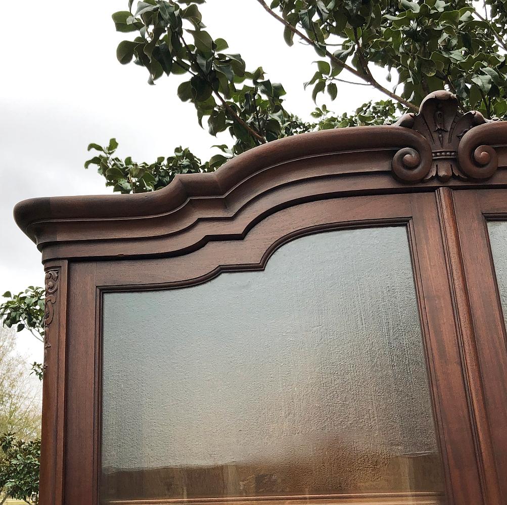 Antique English Bookcase in Mahogany, Queen Anne Style In Good Condition In Dallas, TX