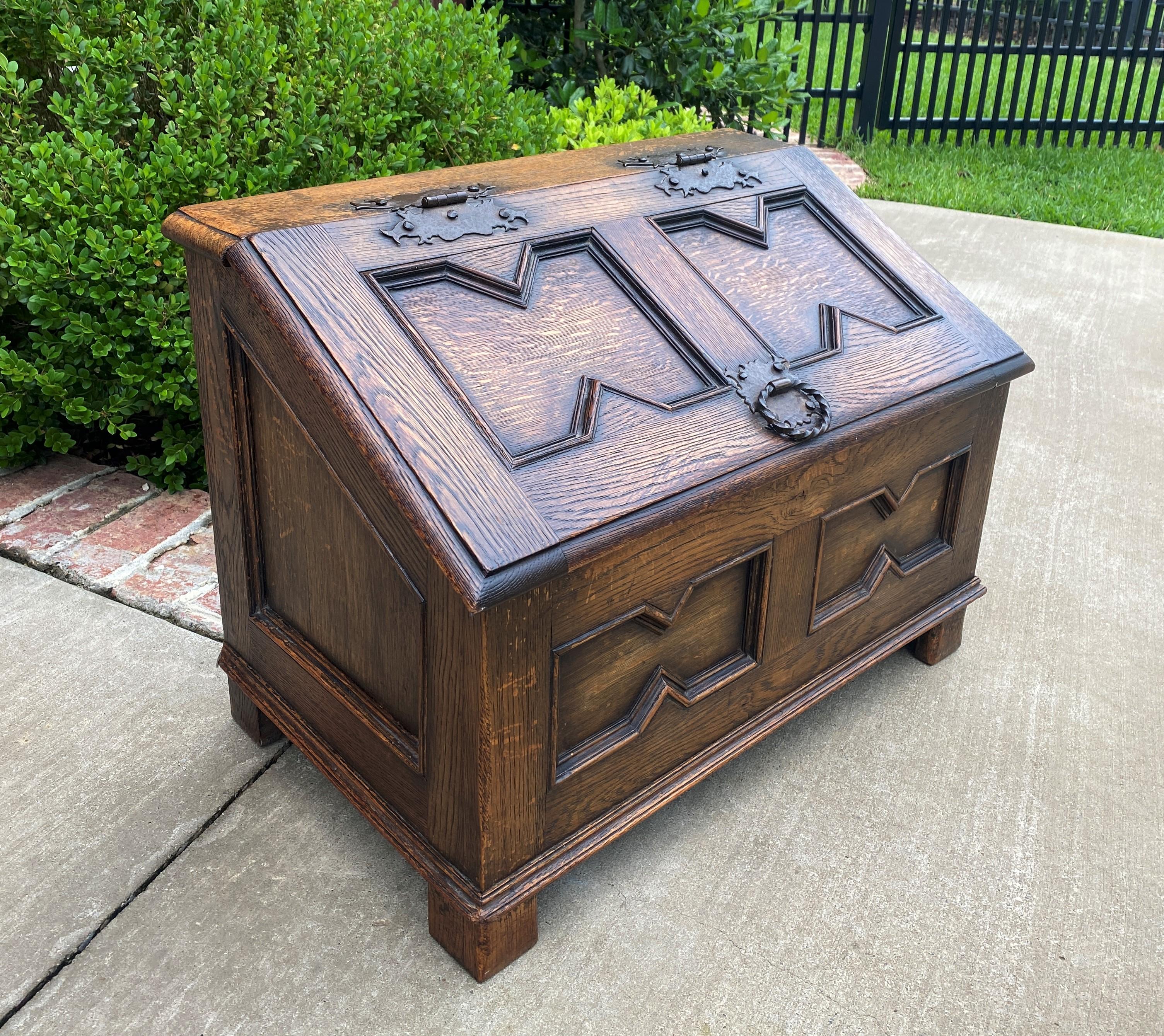 Antique English Box Chest Trunk Blanket Fire Box Chest Jacobean Tudor Oak  In Good Condition In Tyler, TX