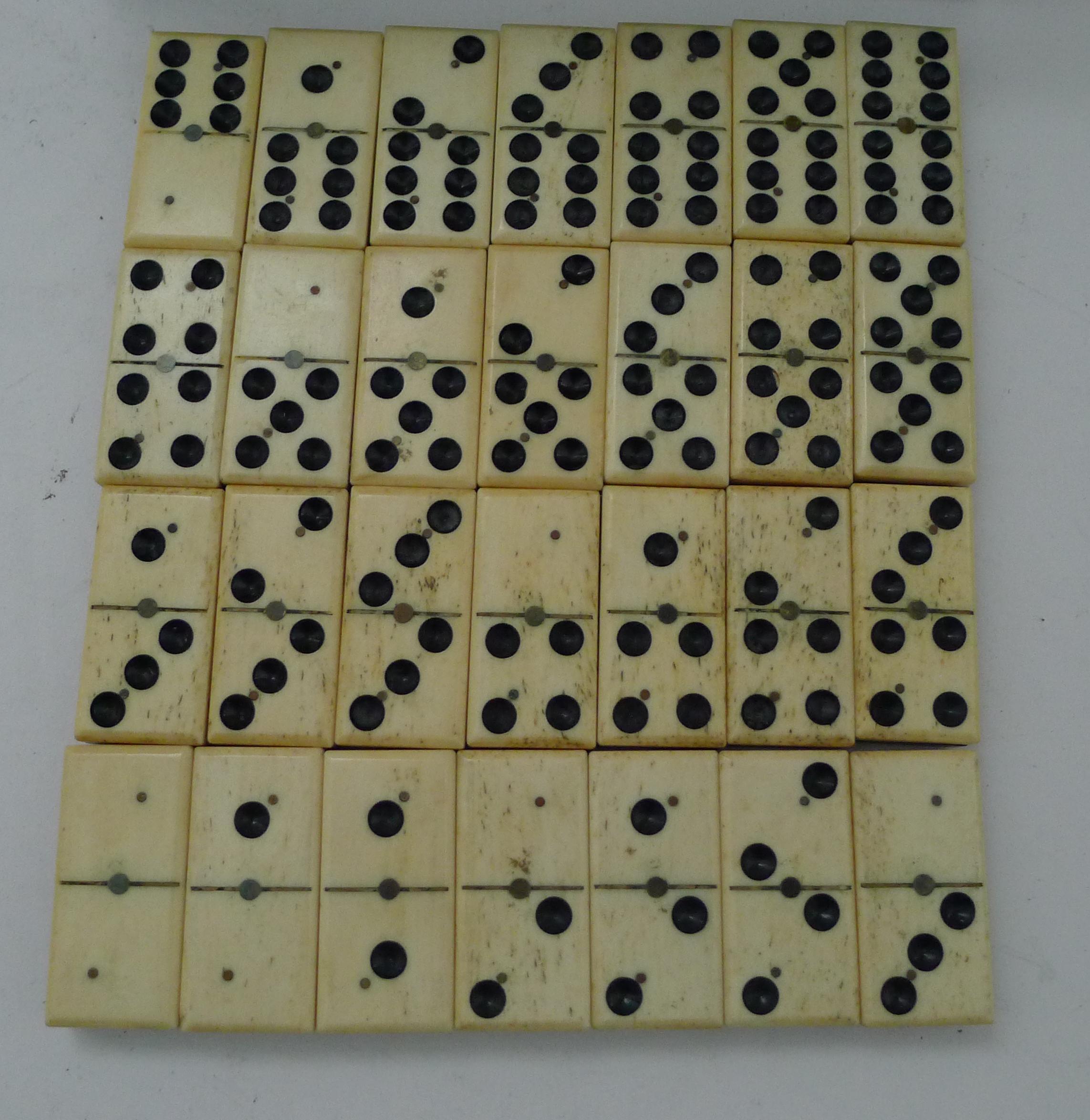 Dominos anglais anciens en boîte en os et bois d'ébène Bon état à Bath, GB