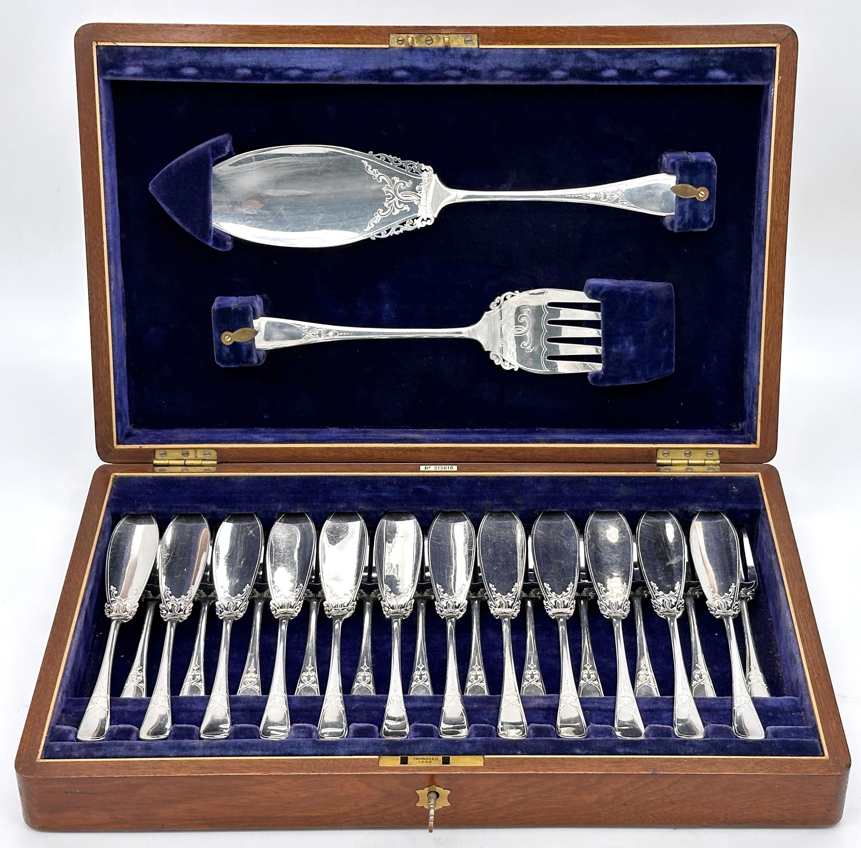 Ancien service à poisson anglais en coffret gravé Sheffield 26 pièces

Poinçons de Charles James Allen & Sidney Darwin-Sheffield, Angleterre-1895

Faites l'expérience de l'élégance de la haute gastronomie avec cet exquis service à poisson en argent