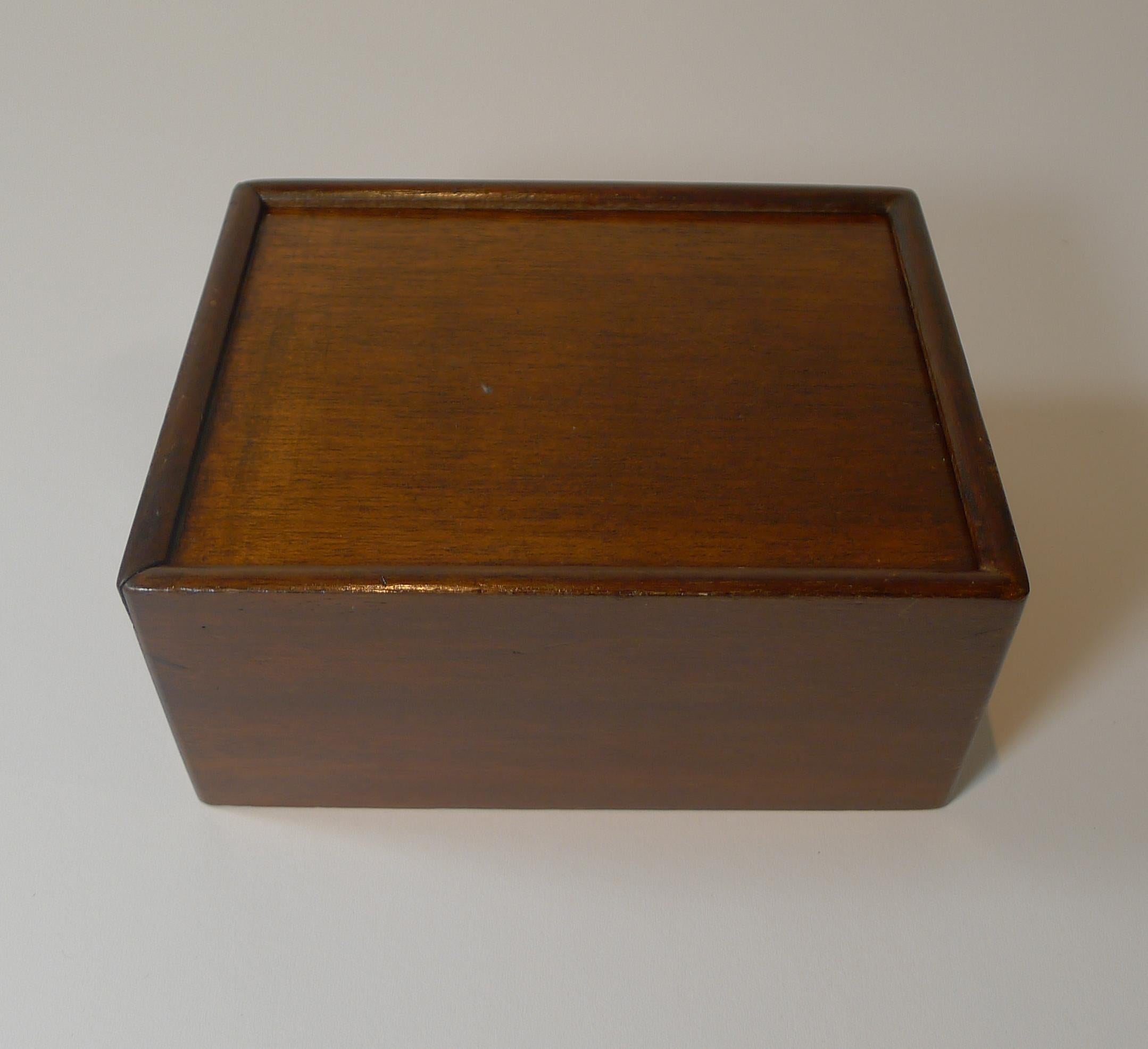 Antique English Boxwood Chess Set With Storage Box c.1910 In Good Condition In Bath, GB