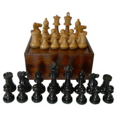 Ensemble d'échecs anglais ancien en bois de buis avec boîte de rangement, vers 1910