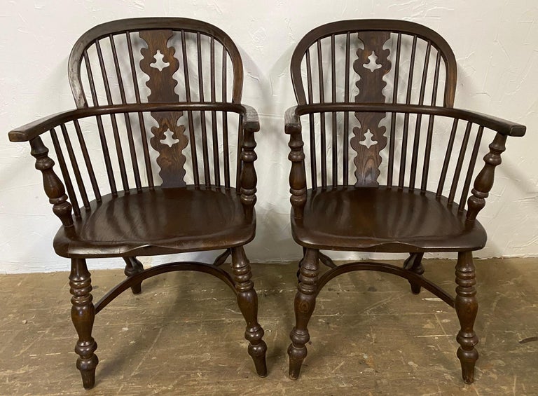 Antique English Brace Back Windsor Chairs In Good Condition For Sale In Great Barrington, MA