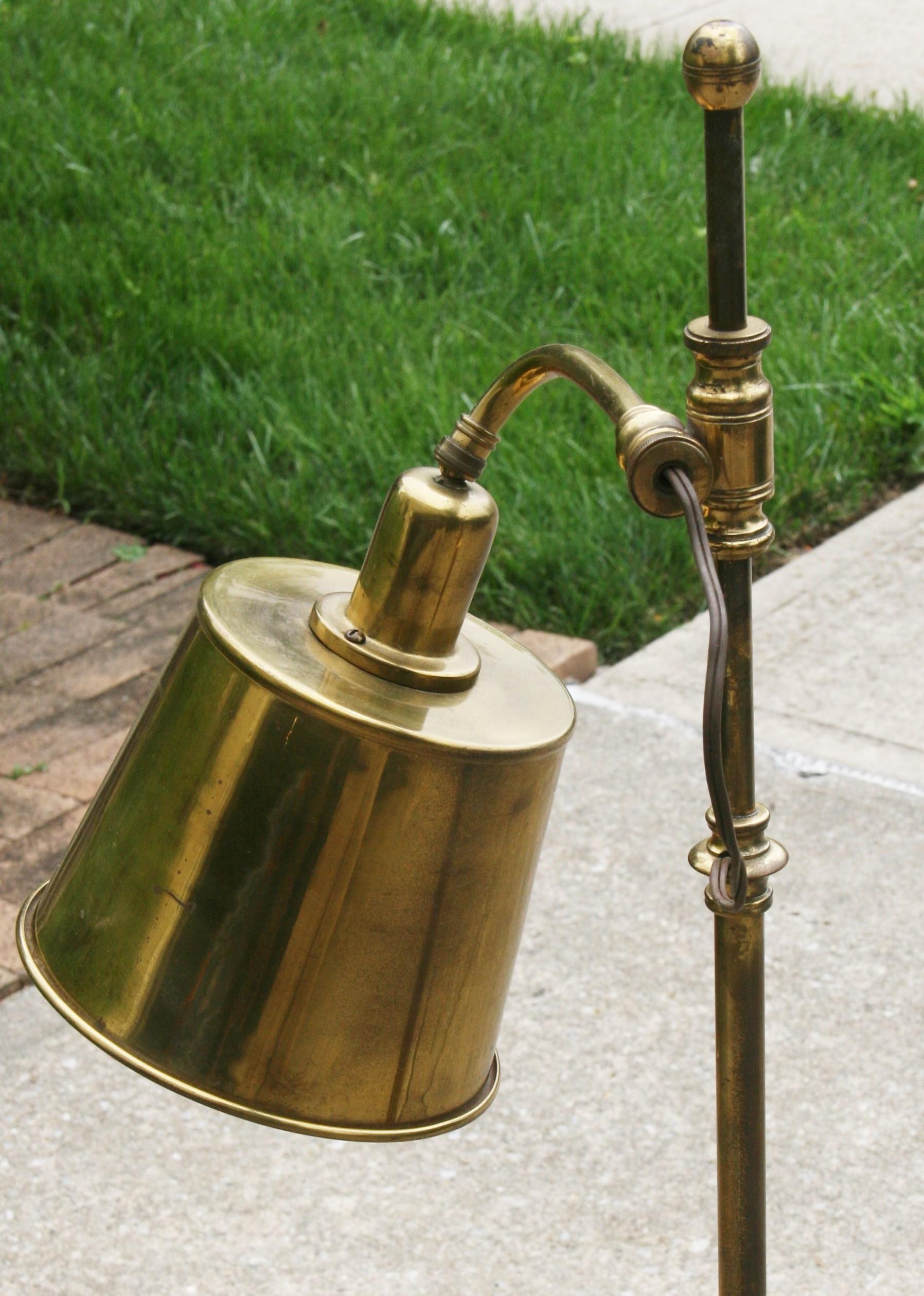 Antica coppia di lampade da terra regolabili in ottone inglese in vendita 11