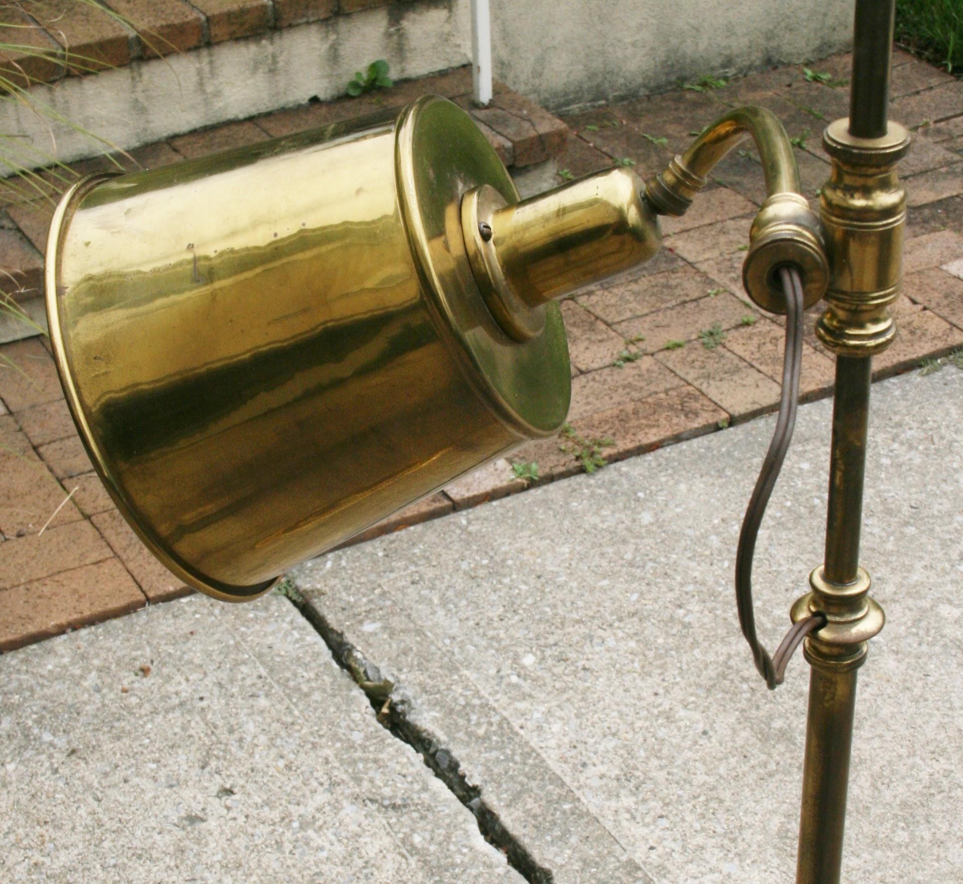 Antica coppia di lampade da terra regolabili in ottone inglese in vendita 13